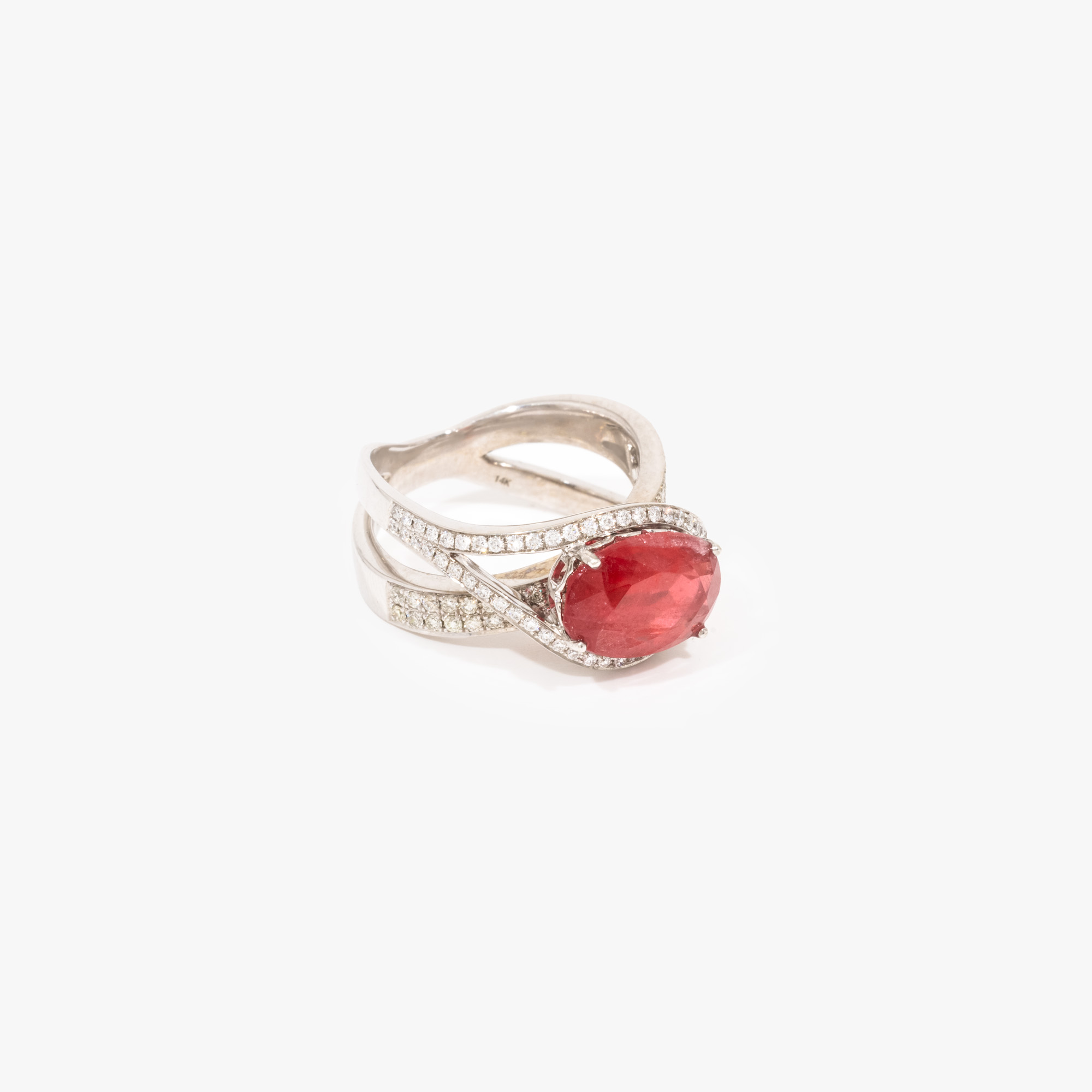 Braided white gold ring, decorated with diamonds and spinel
