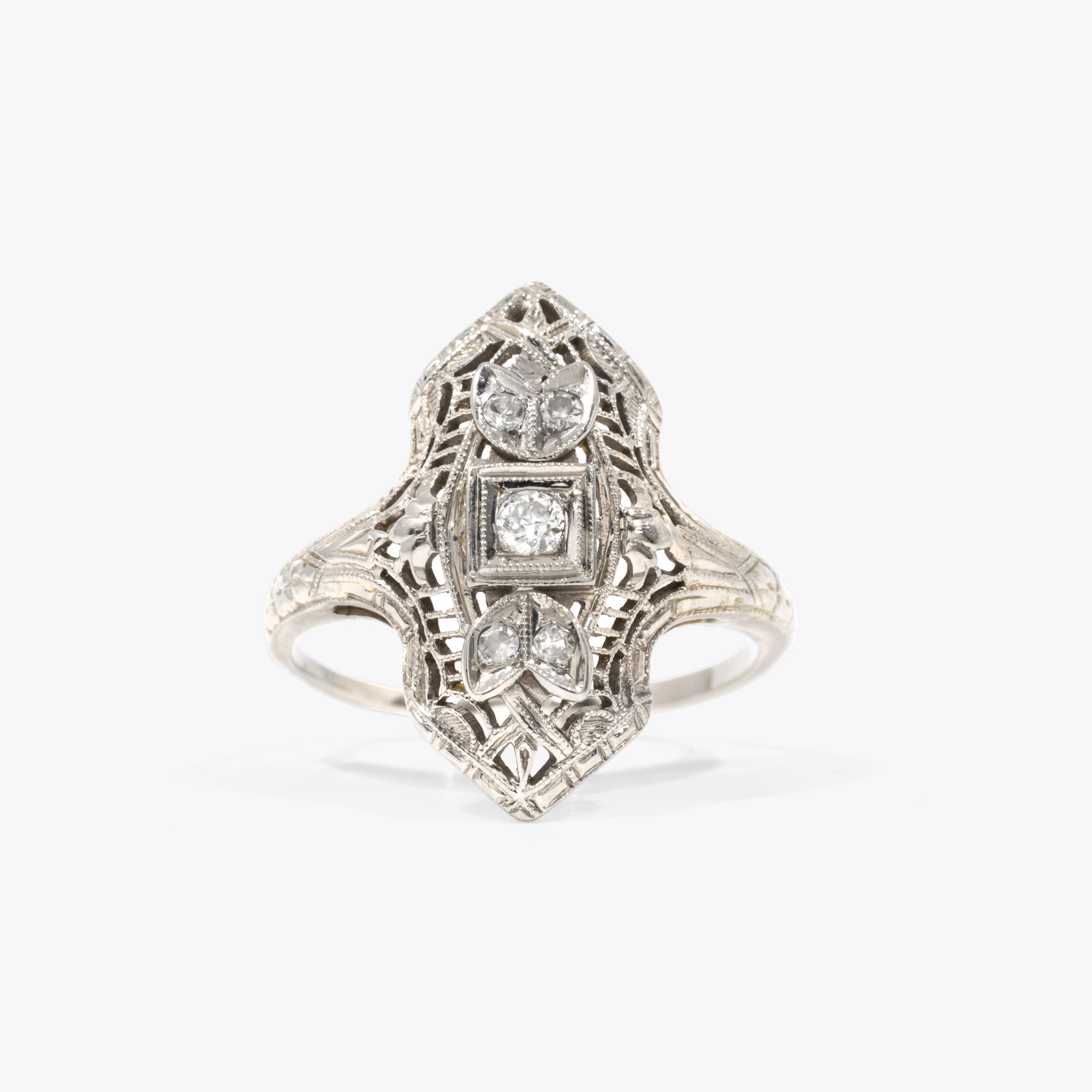 Art Deco Ring, made of white gold, decorated with diamonds