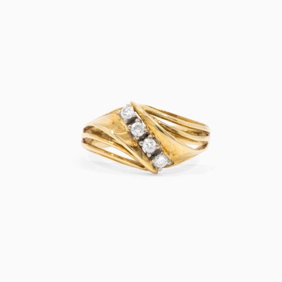 Gold ring, decorated with diamonds