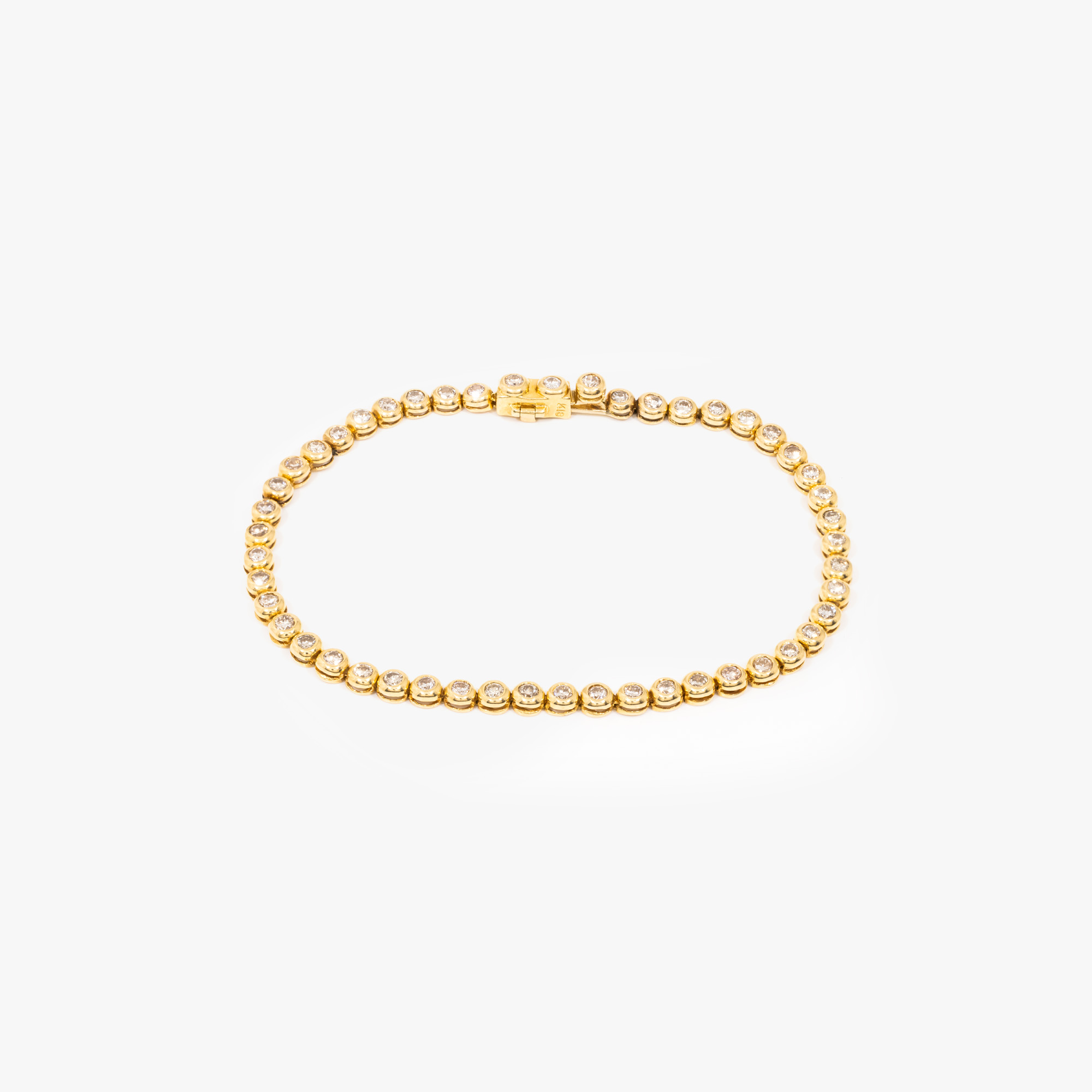 Gold bracelet, decorated with a string of diamonds