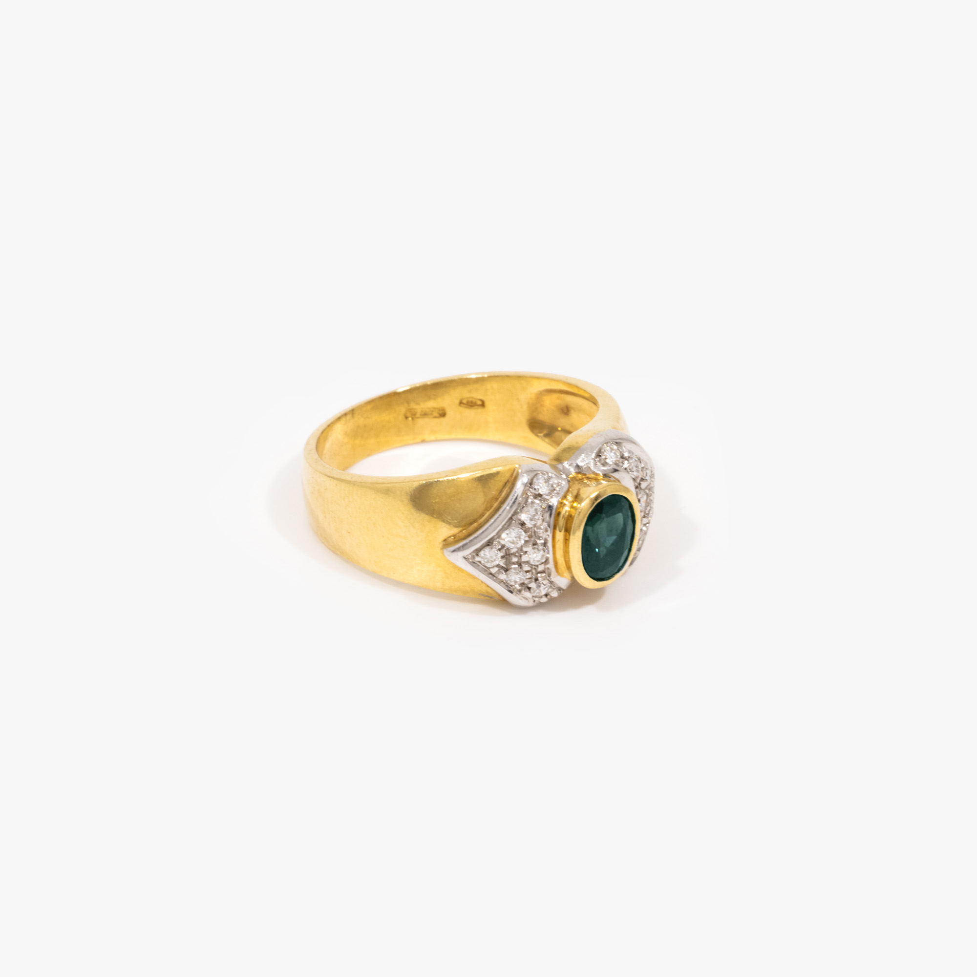 Gold ring decorated with a sapphire and diamonds