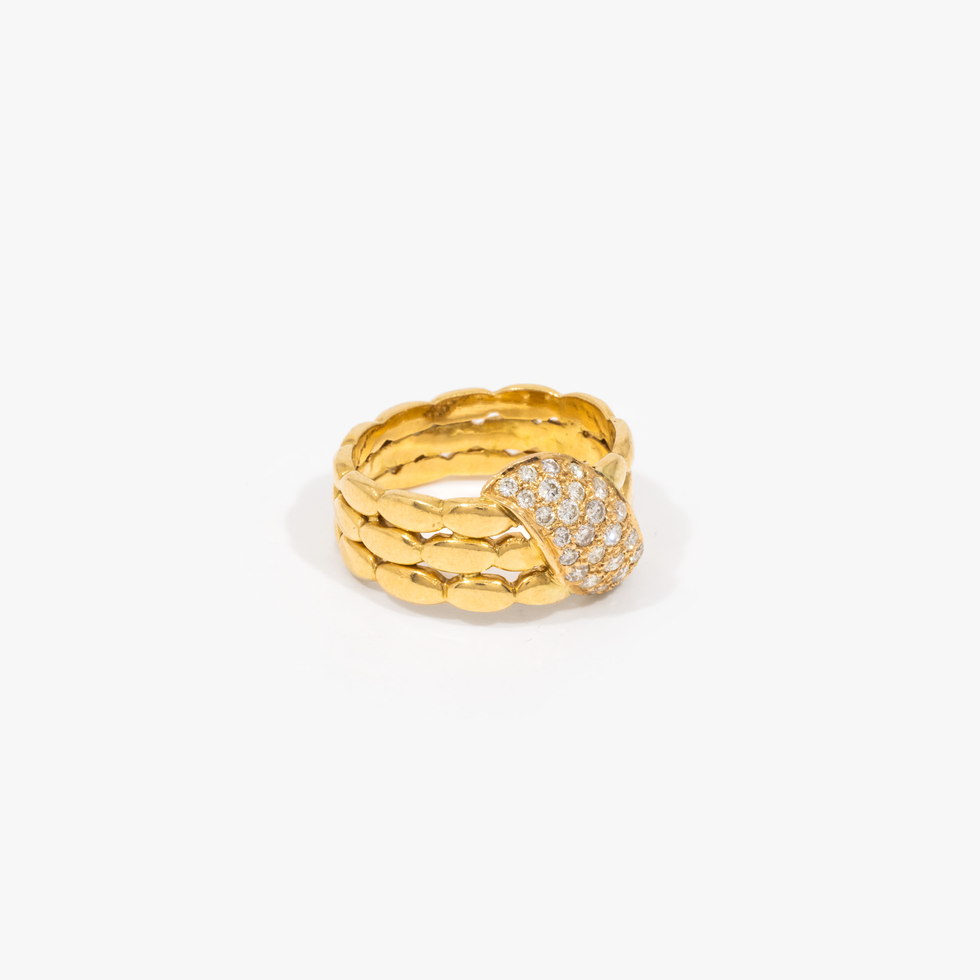 Gold ring, adorned with diamonds
