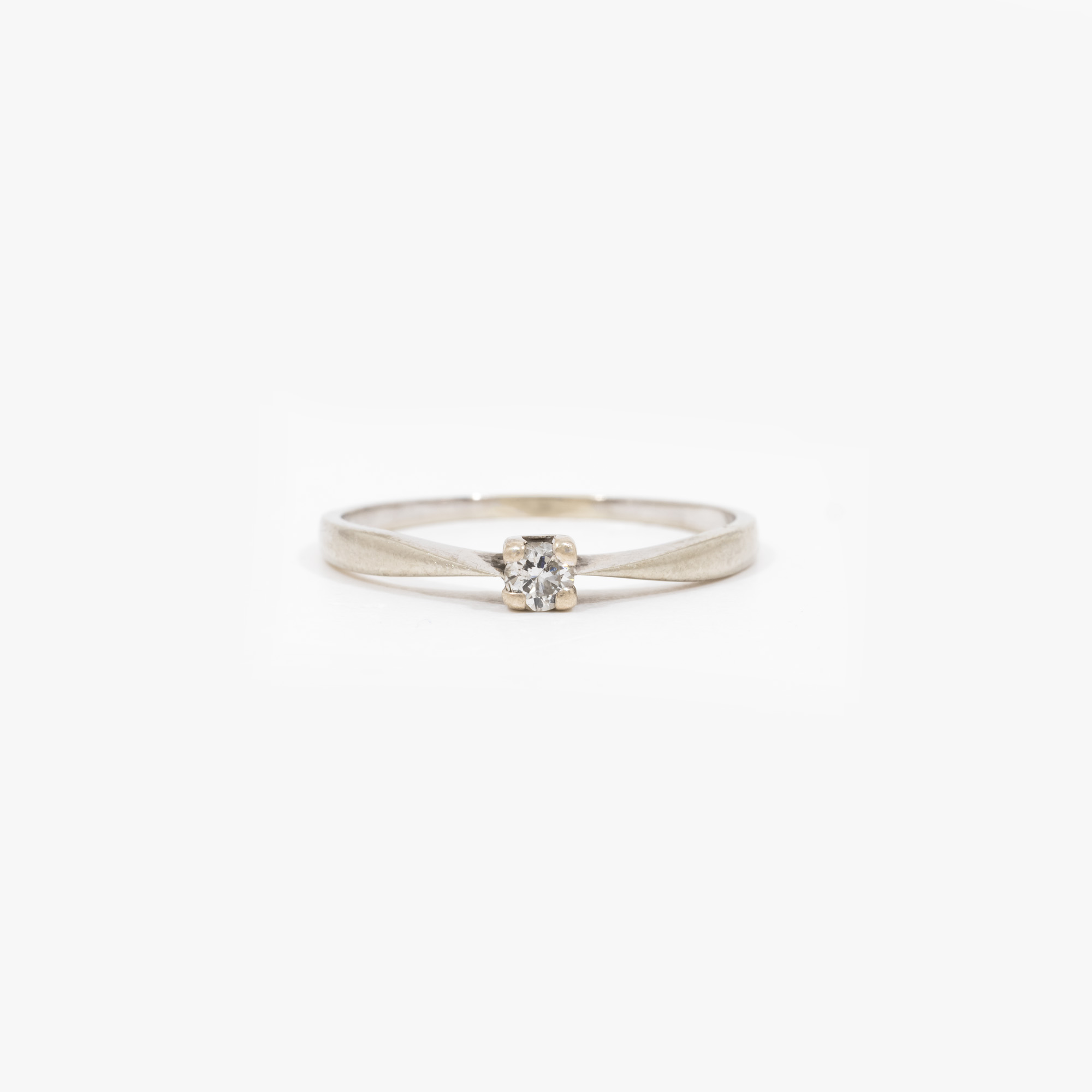 White gold ring, decorated with solitaire diamond