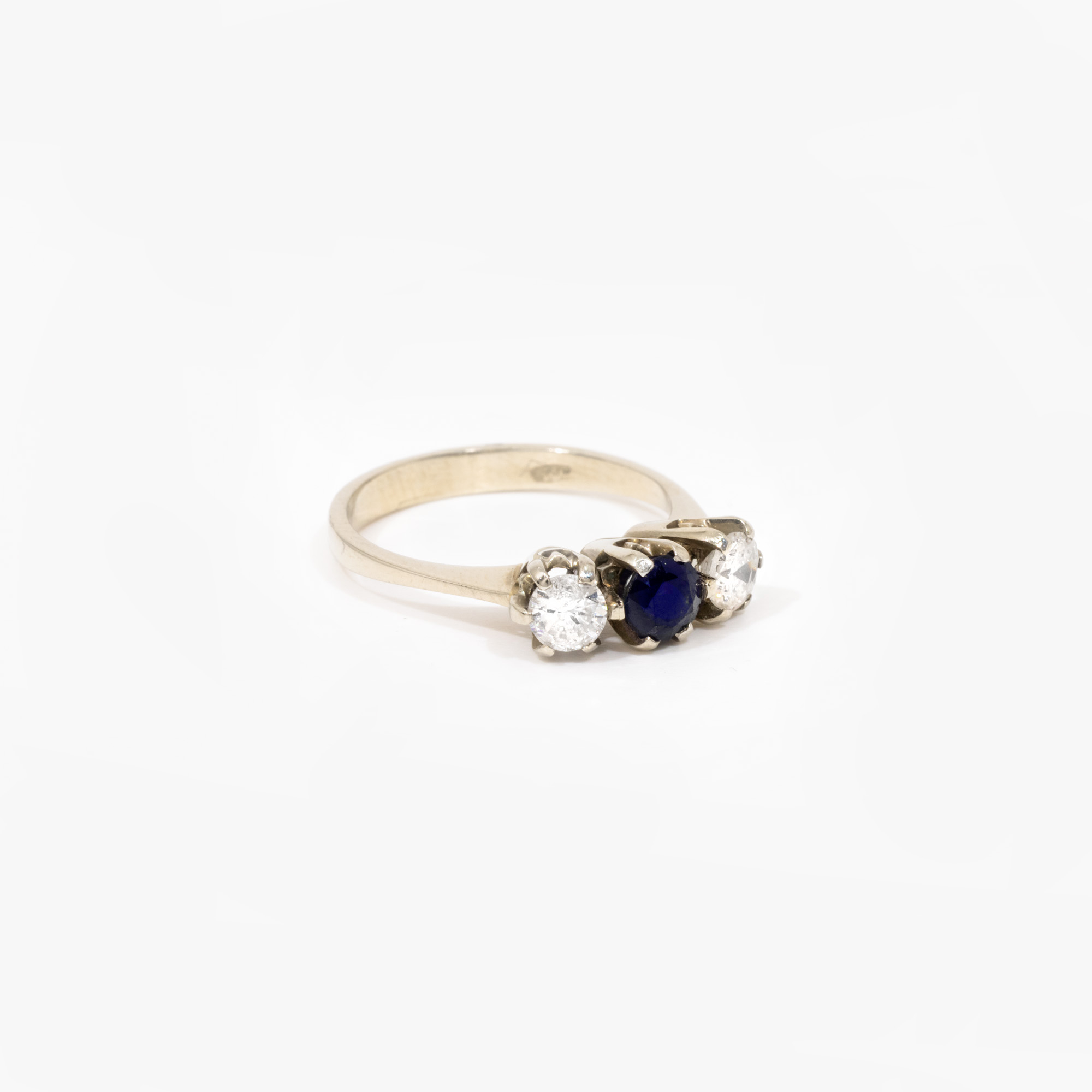 White gold ring, decorated with sapphire and two diamonds