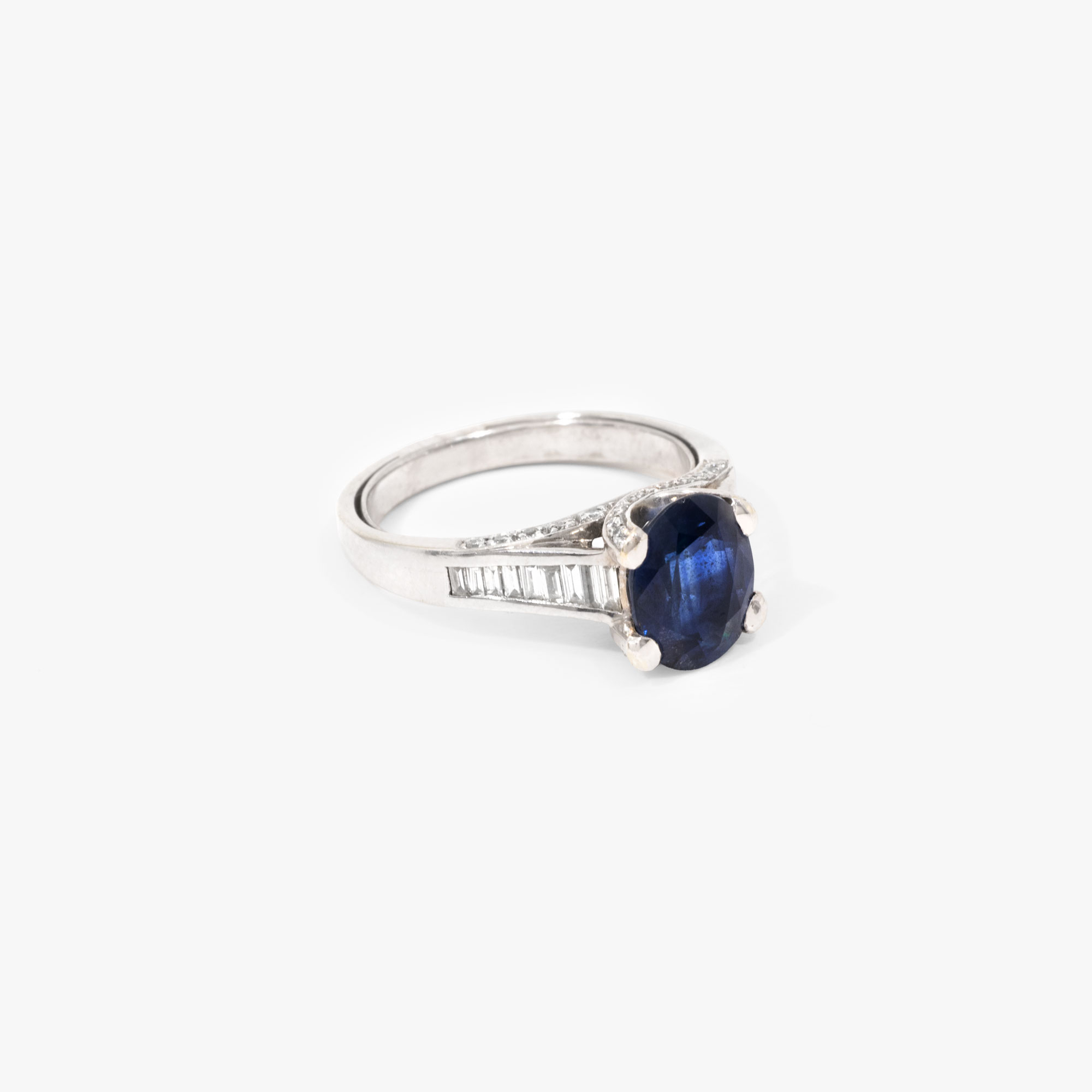 White gold ring, decorated with sapphire and diamonds