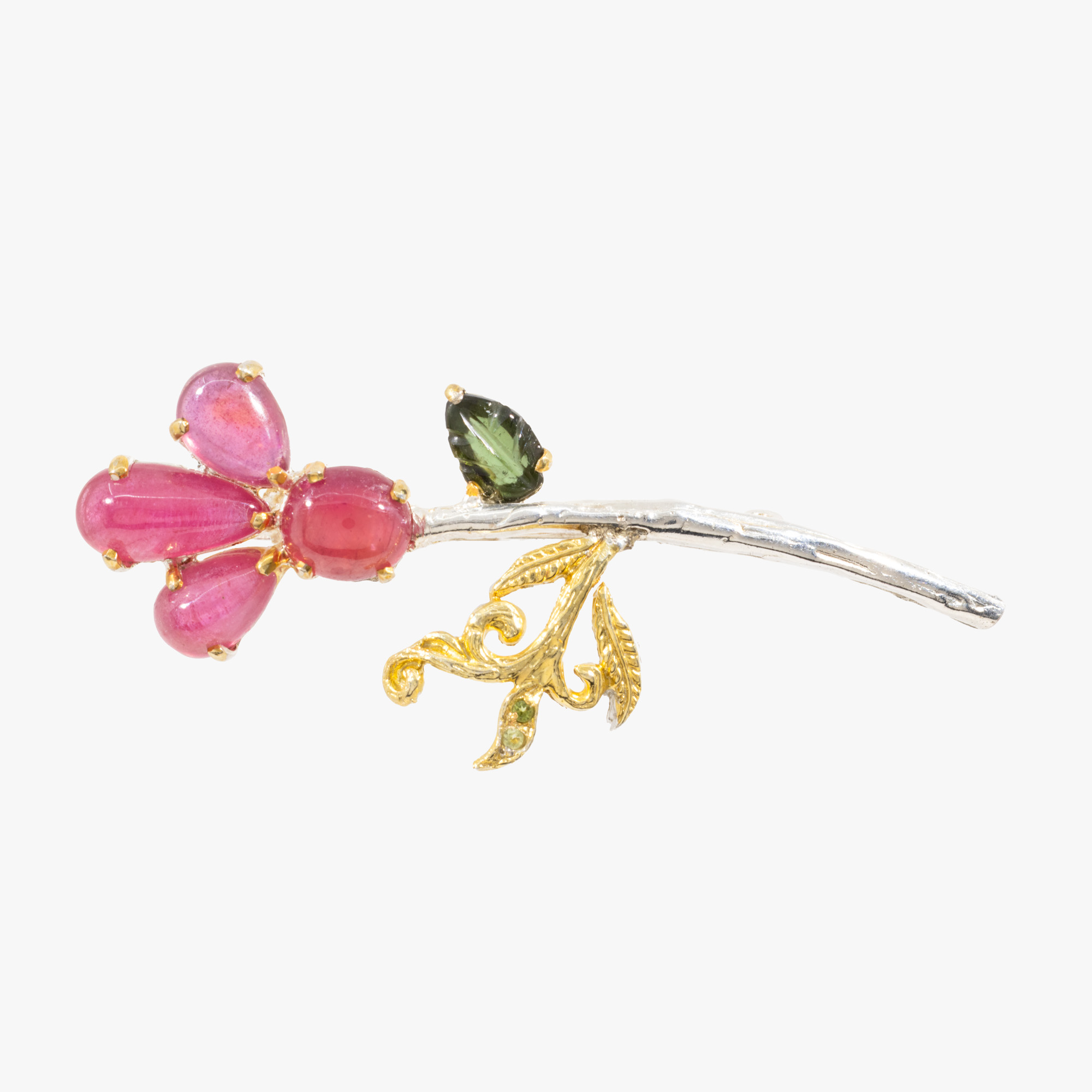 Broșă din argint, sub formă de floare, decorată cu safire, peridote, rubin și turmalină 