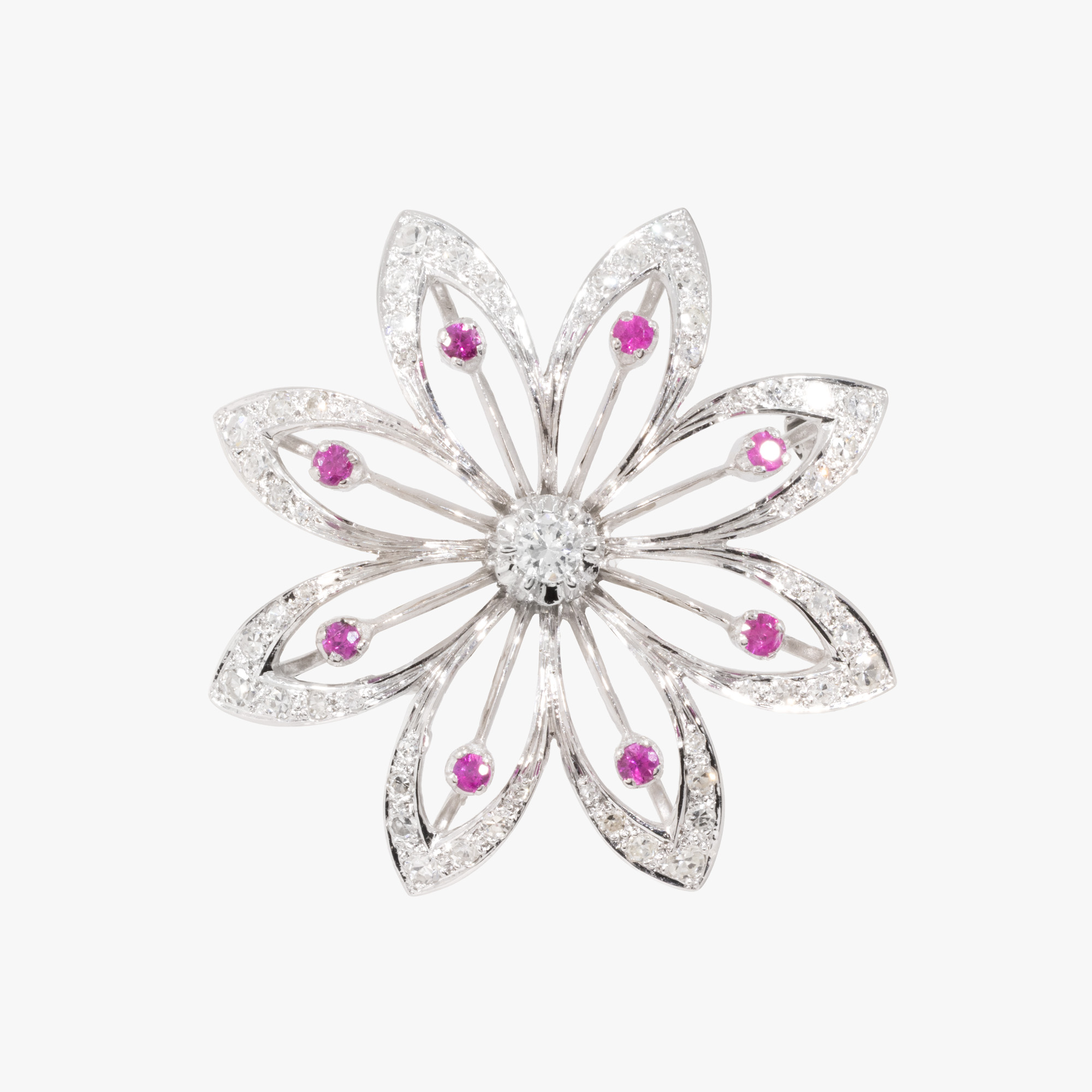 Broșă din aur alb, sub formă de floare, decorată cu rubine și diamante