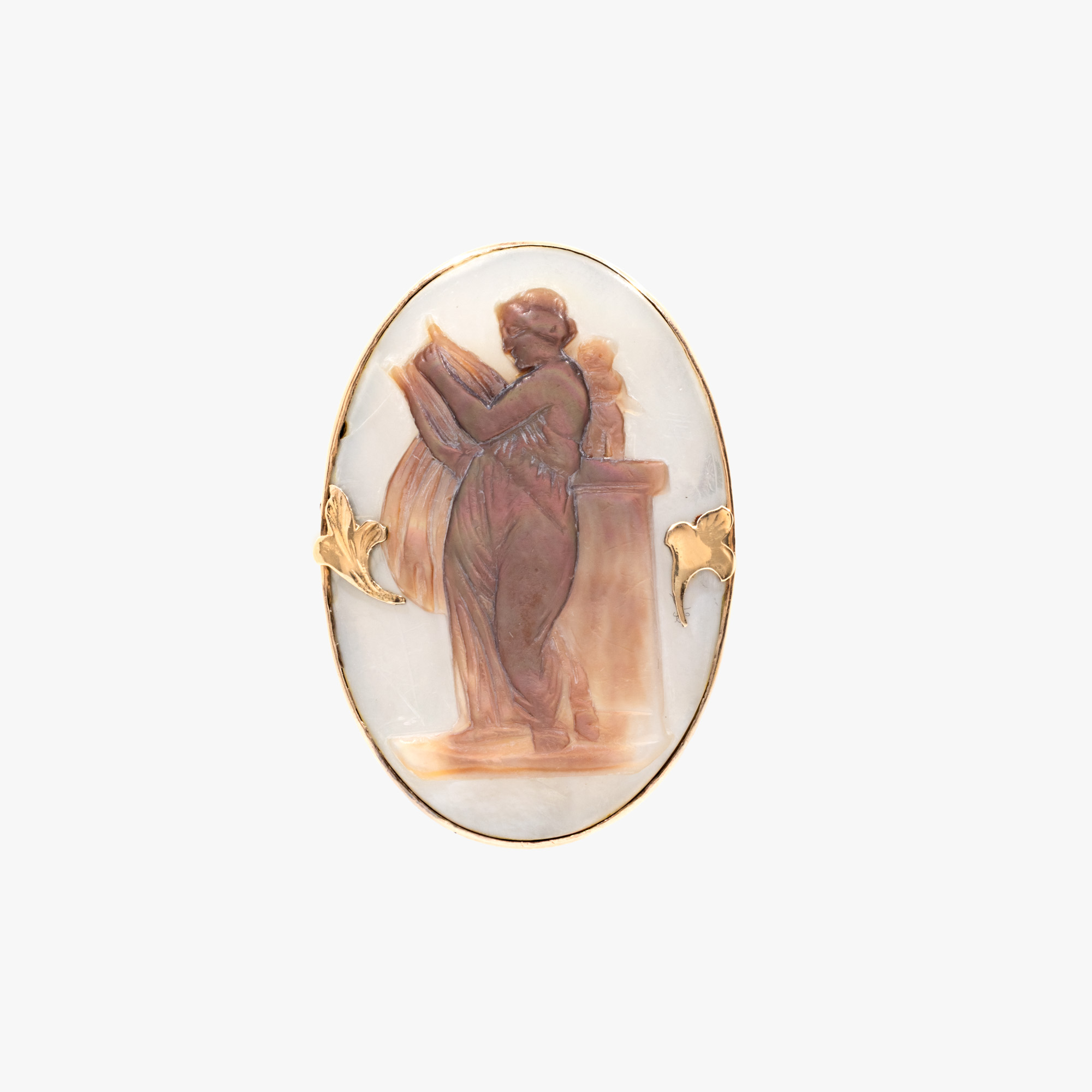 "Sappho" - superbă broșă din aur, argint și sidef, ornată cu camee reprezentând o siluetă feminină cântând la liră