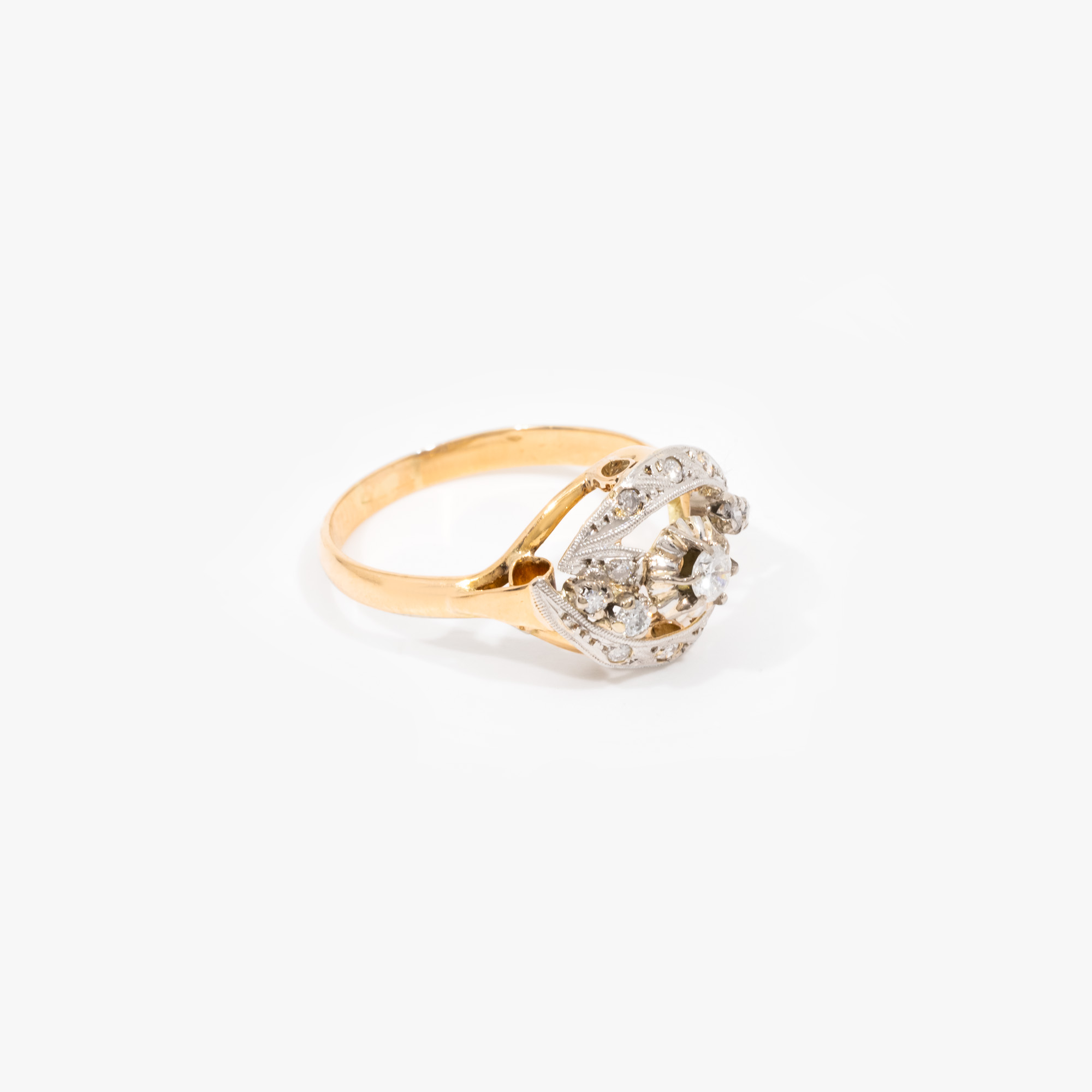 Inel din aur și platină, decorat cu diamante, executat manual, însoțit de certificat gemologic suplimentar