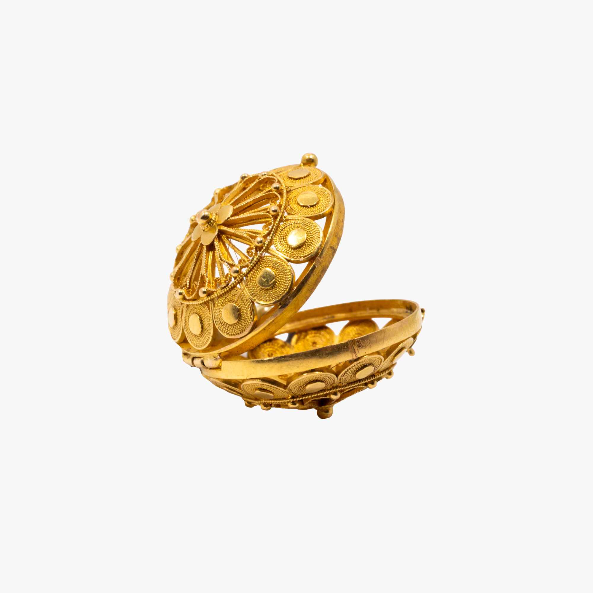 Filigree gold pendant, in the shape of a rosette