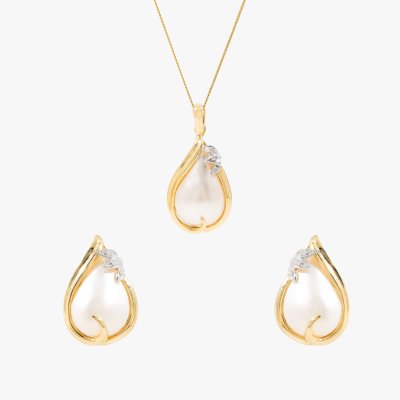 Set din aur, format din pereche de cercei și lanț cu pandantiv, decorat cu diamante și perle