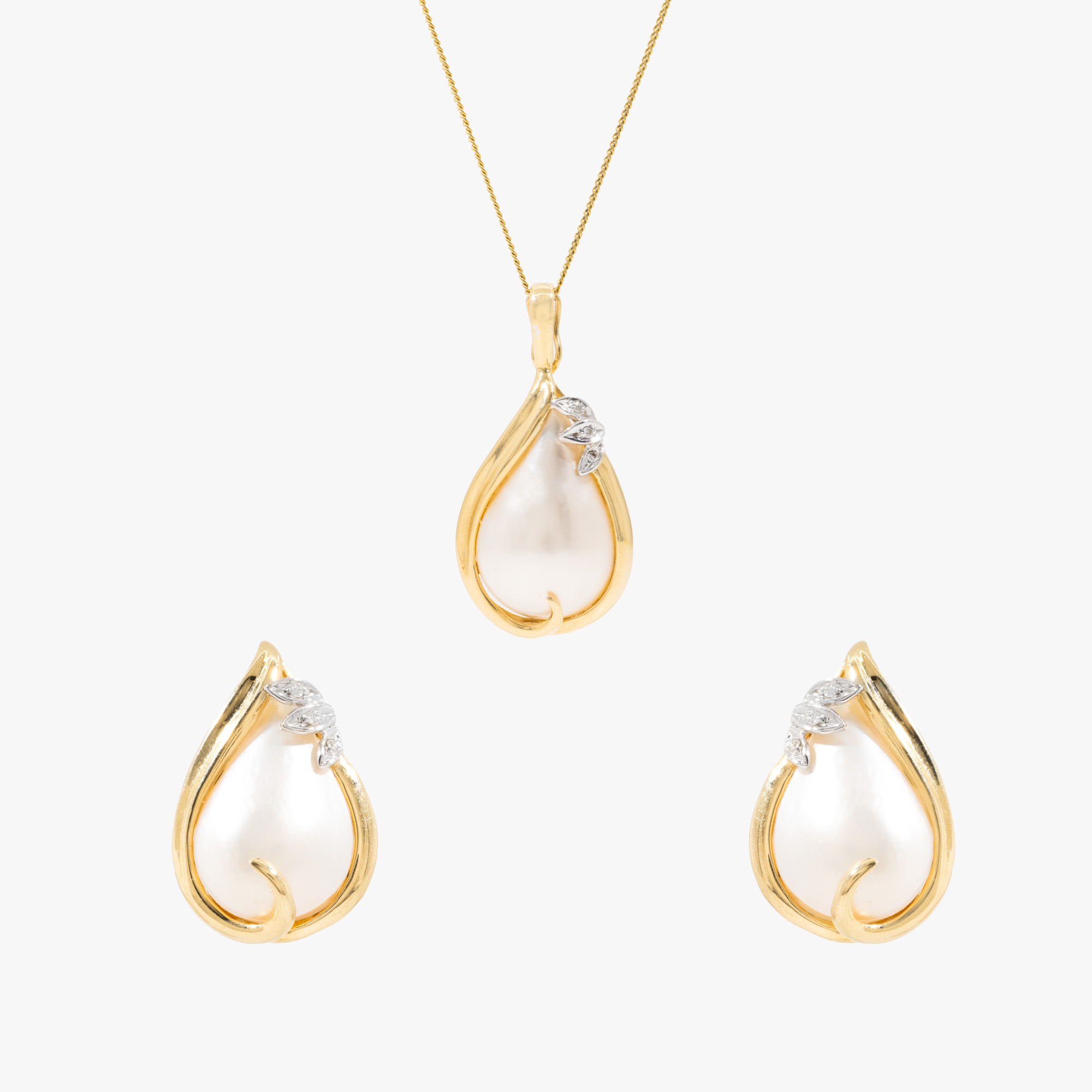 Gold set, consisting of pair of earrings and a pendant chain, decorated with diamonds and pearls