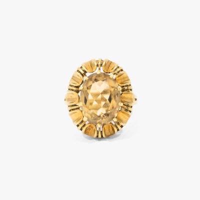 Gold ring decorated with citrine