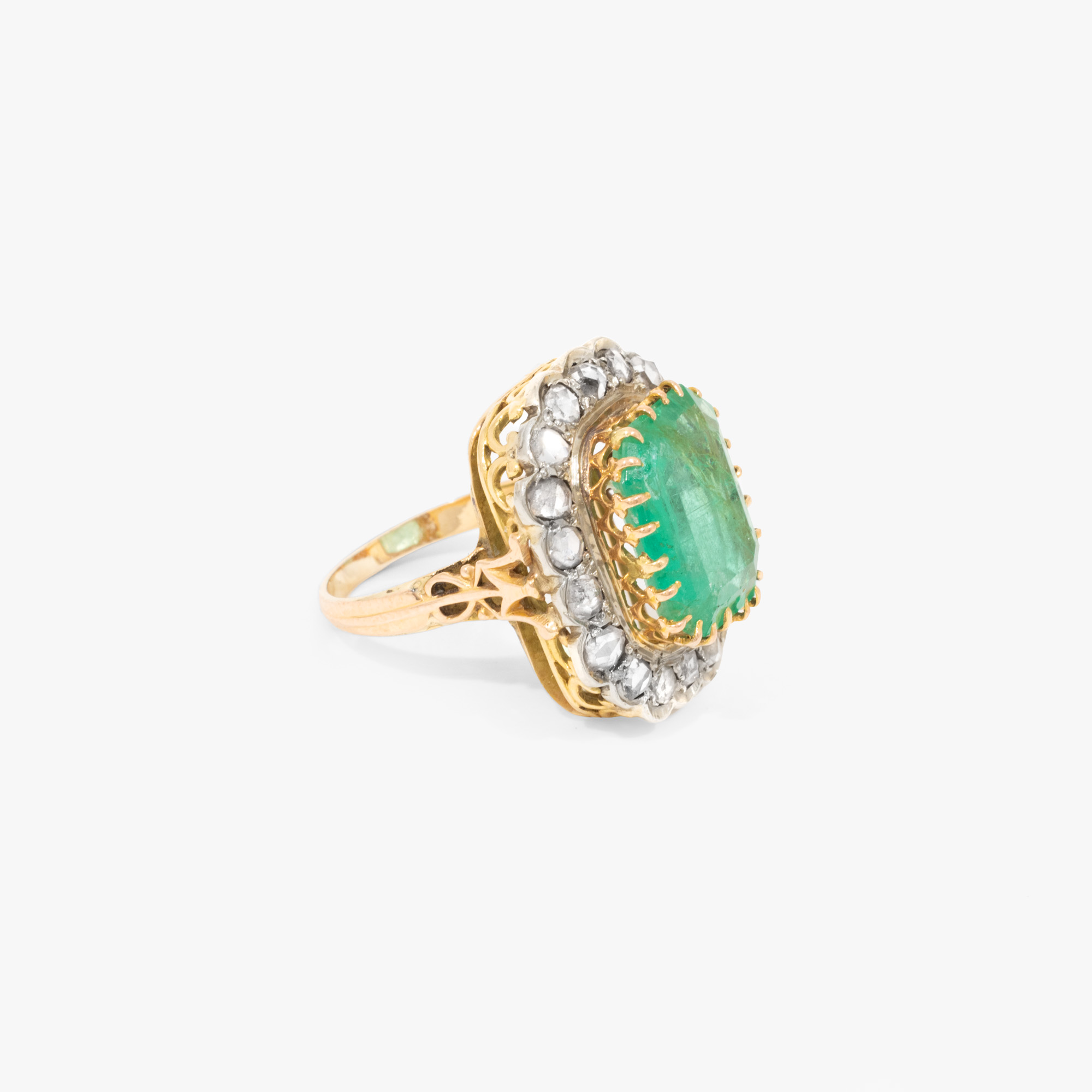 Bicolor gold ring, decorated centrally with emerald, surrounded by diamonds