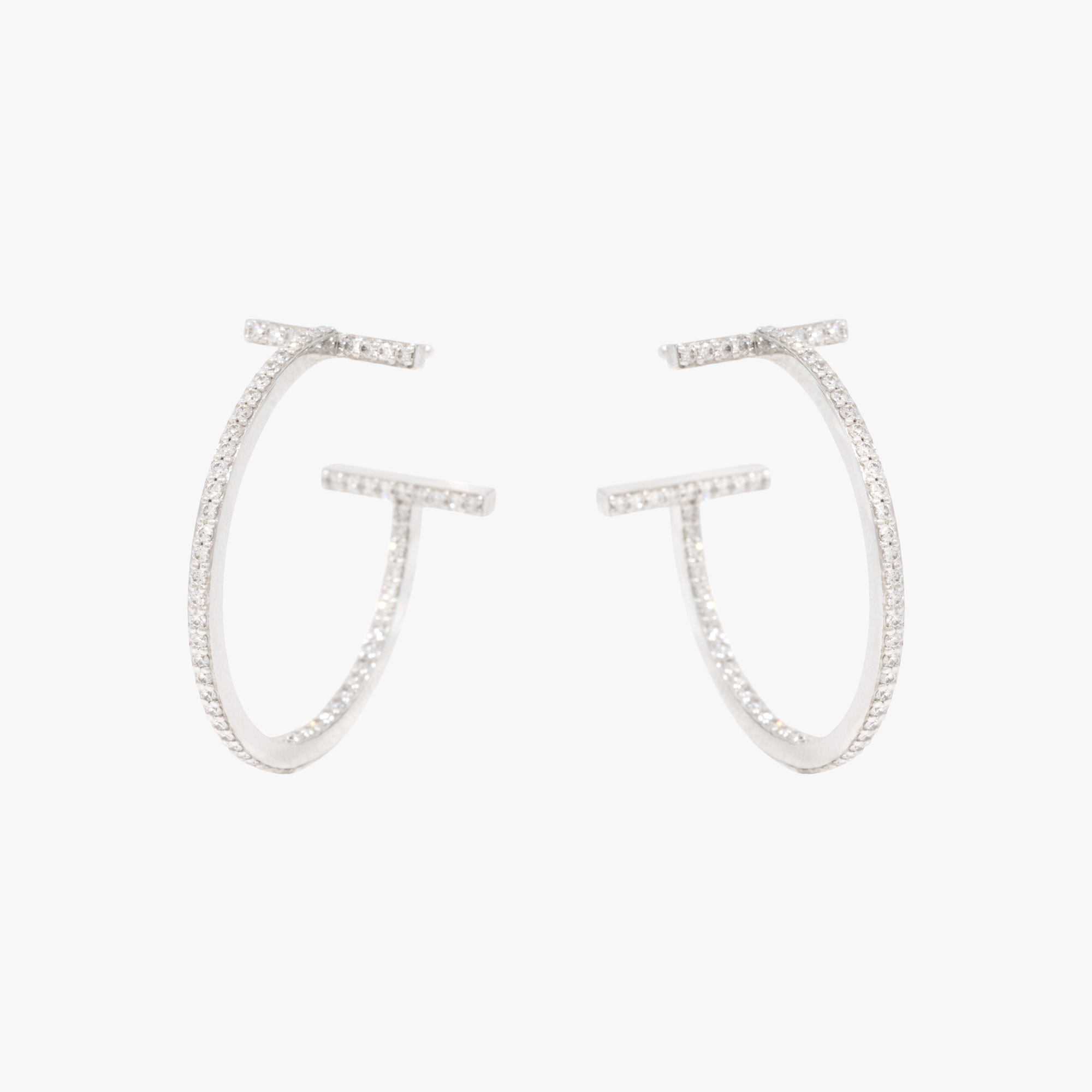 ”Tiffany T” - pereche de cercei Tiffany & Co, din aur alb, ornată cu diamante, însoțită de cutia originală