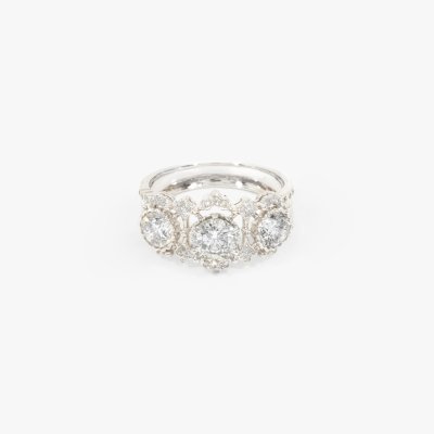 Platinum ring, decorated with a triad of diamonds and brilliants, accompanied by an IGI gemological certificate