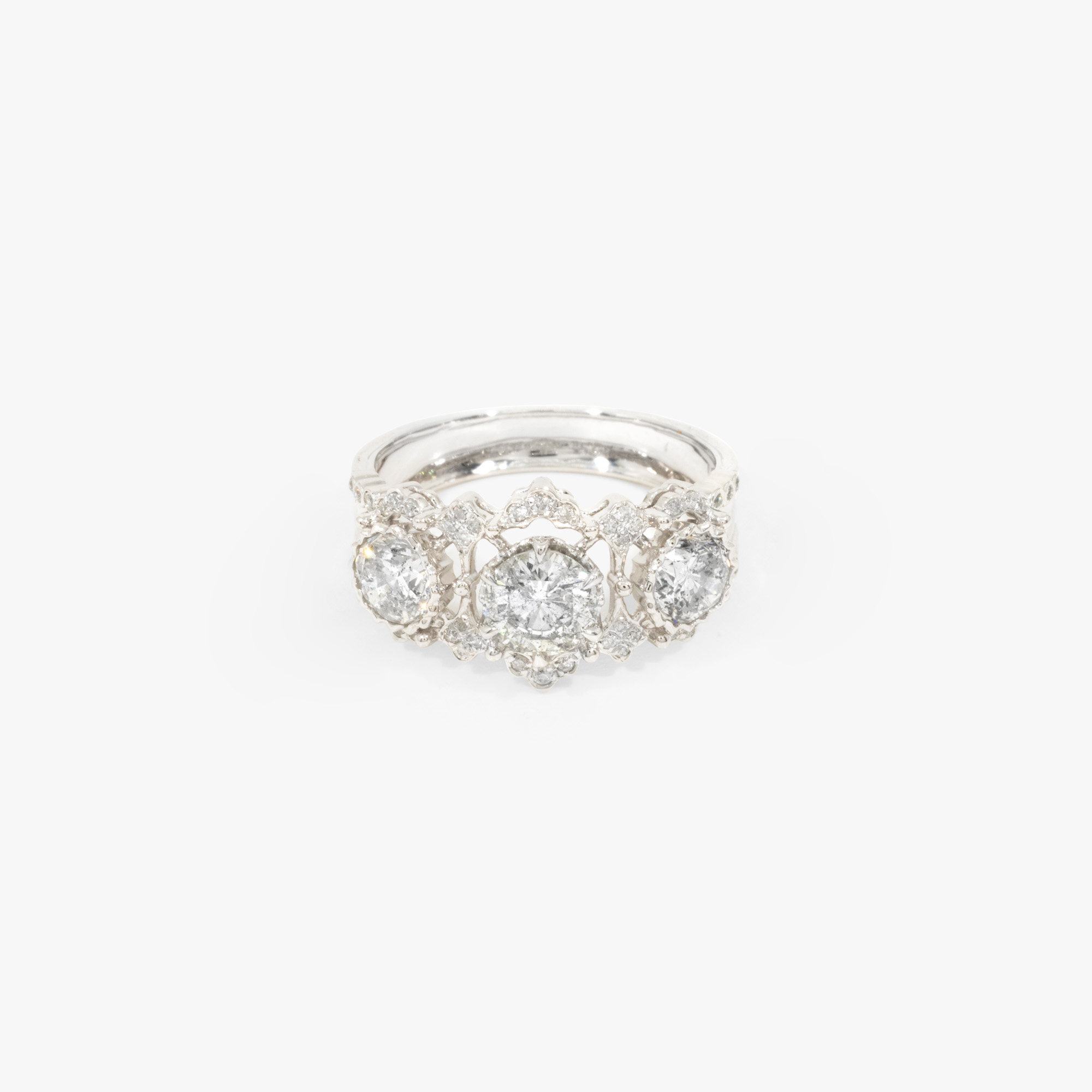 Platinum ring, decorated with a triad of diamonds and brilliants, accompanied by an IGI gemological certificate