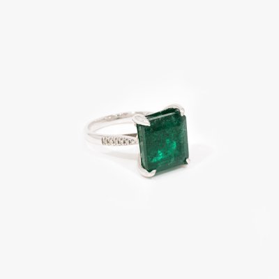 White gold ring, decorated with an emerald and diamonds