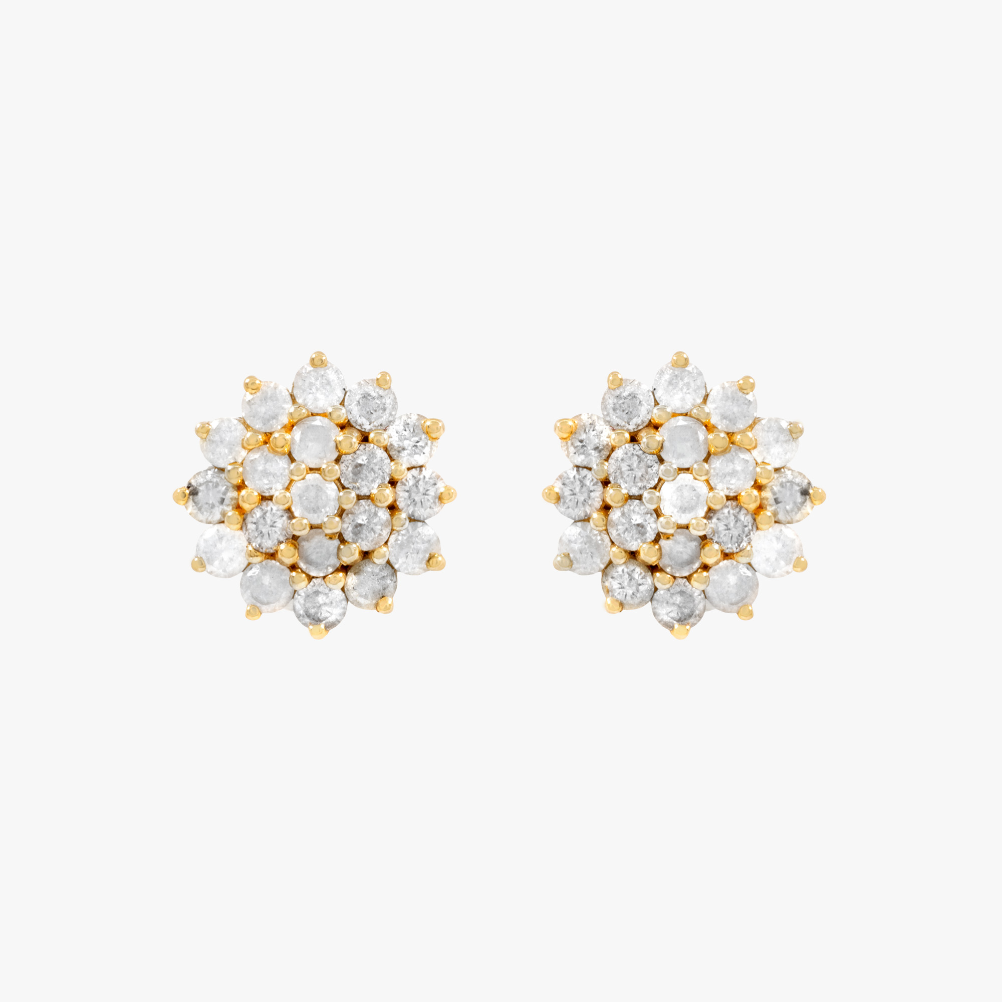 Pereche de cercei din aur, pavată cu diamante dispuse floral 