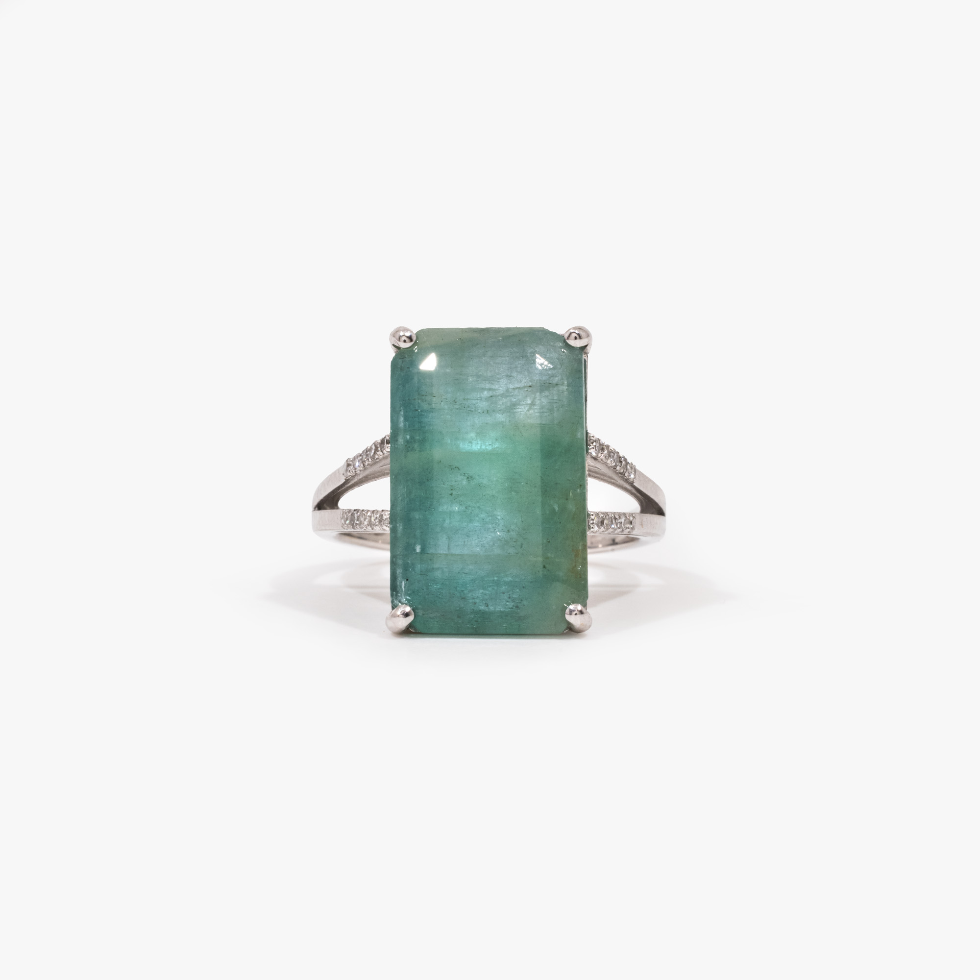 White gold ring, decorated with emerald and diamonds, accompanied by a gemological certificate