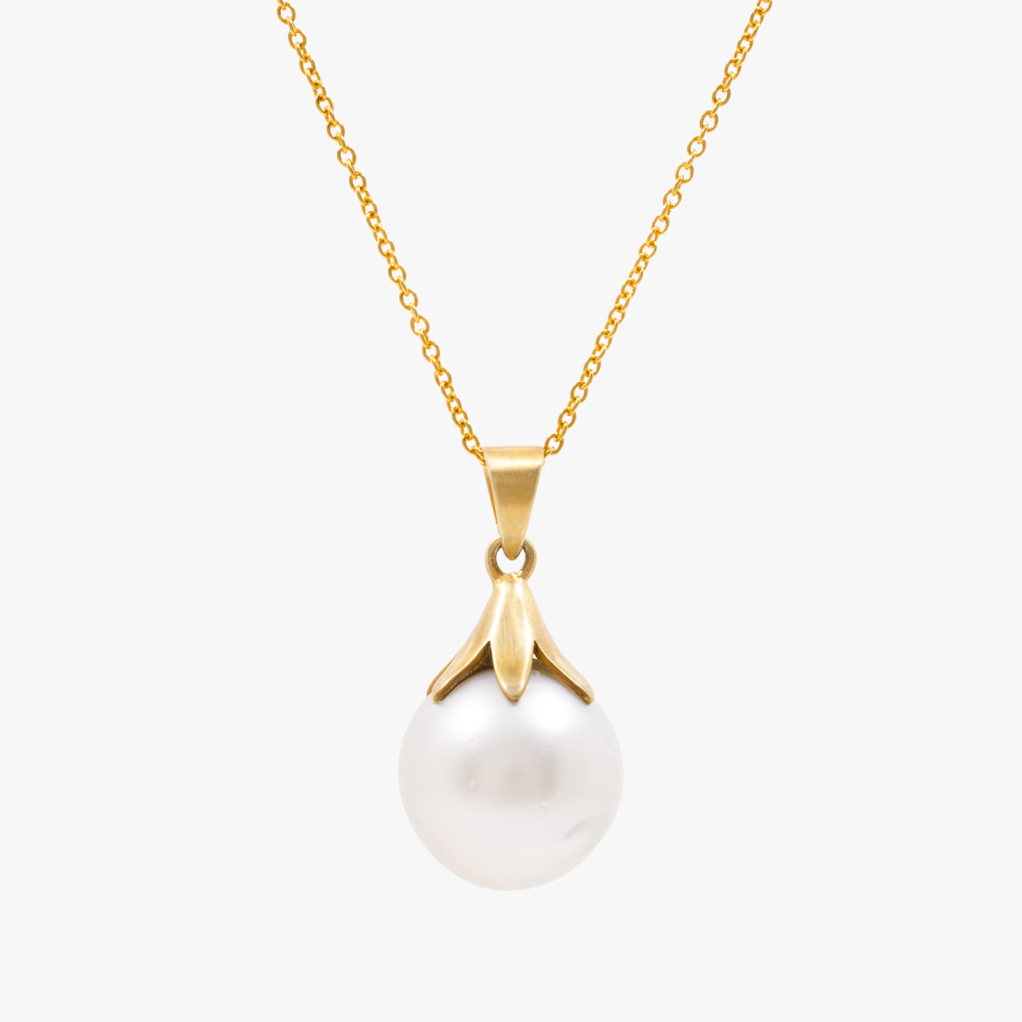 Gold chain with pearl pendant, decorated
