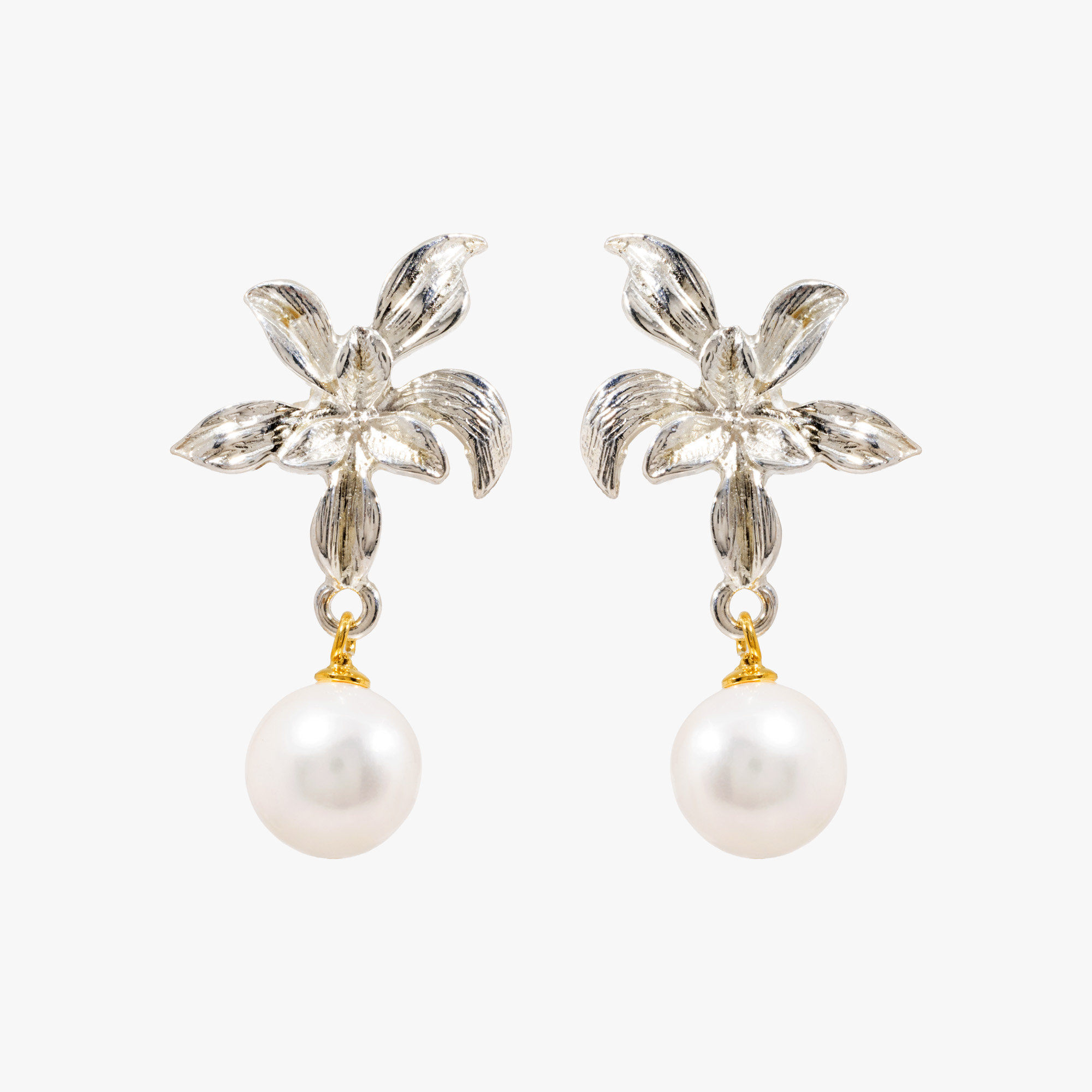 Pair of silver earrings, in the shape of lilies, decorated with pearls