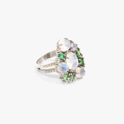 Inel din argint, decorat cu piatra lunii, tsavorite și diamante