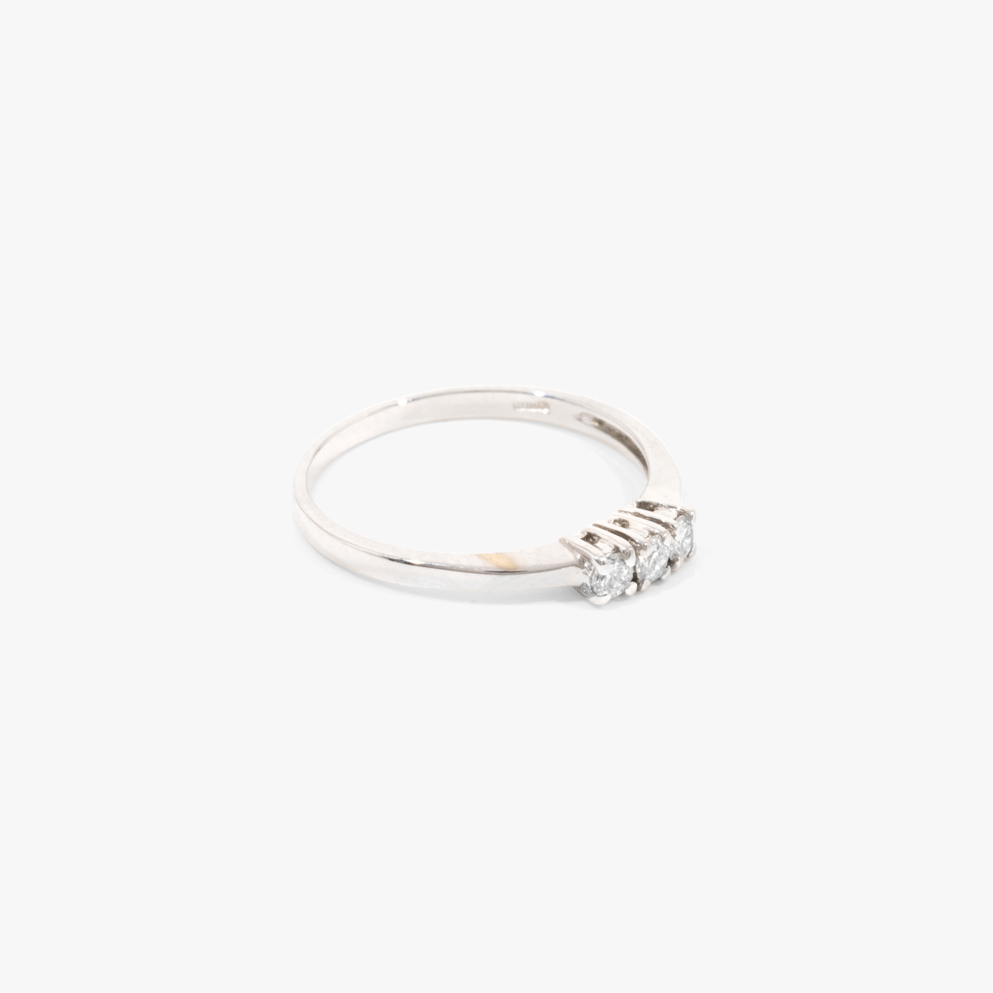 White gold ring, decorated with three diamonds
