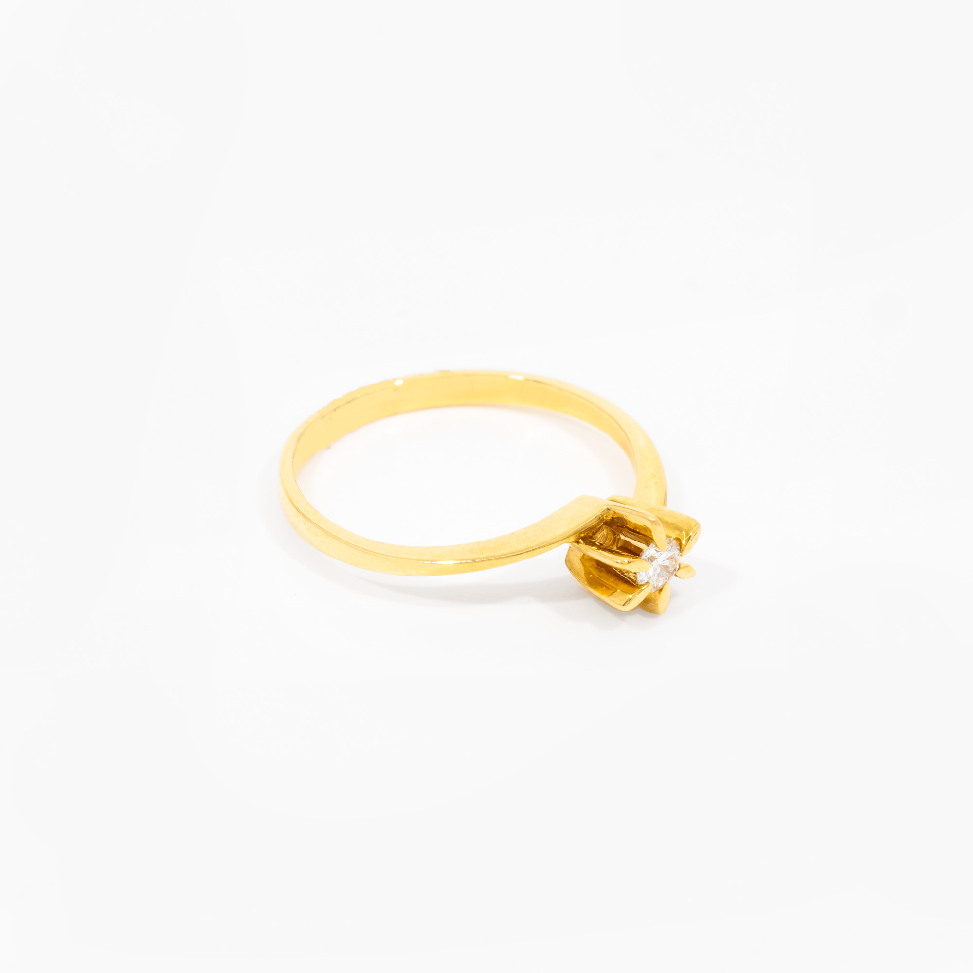 Gold ring, decorated with solitaire diamond, accompanied by additional gemological certificate