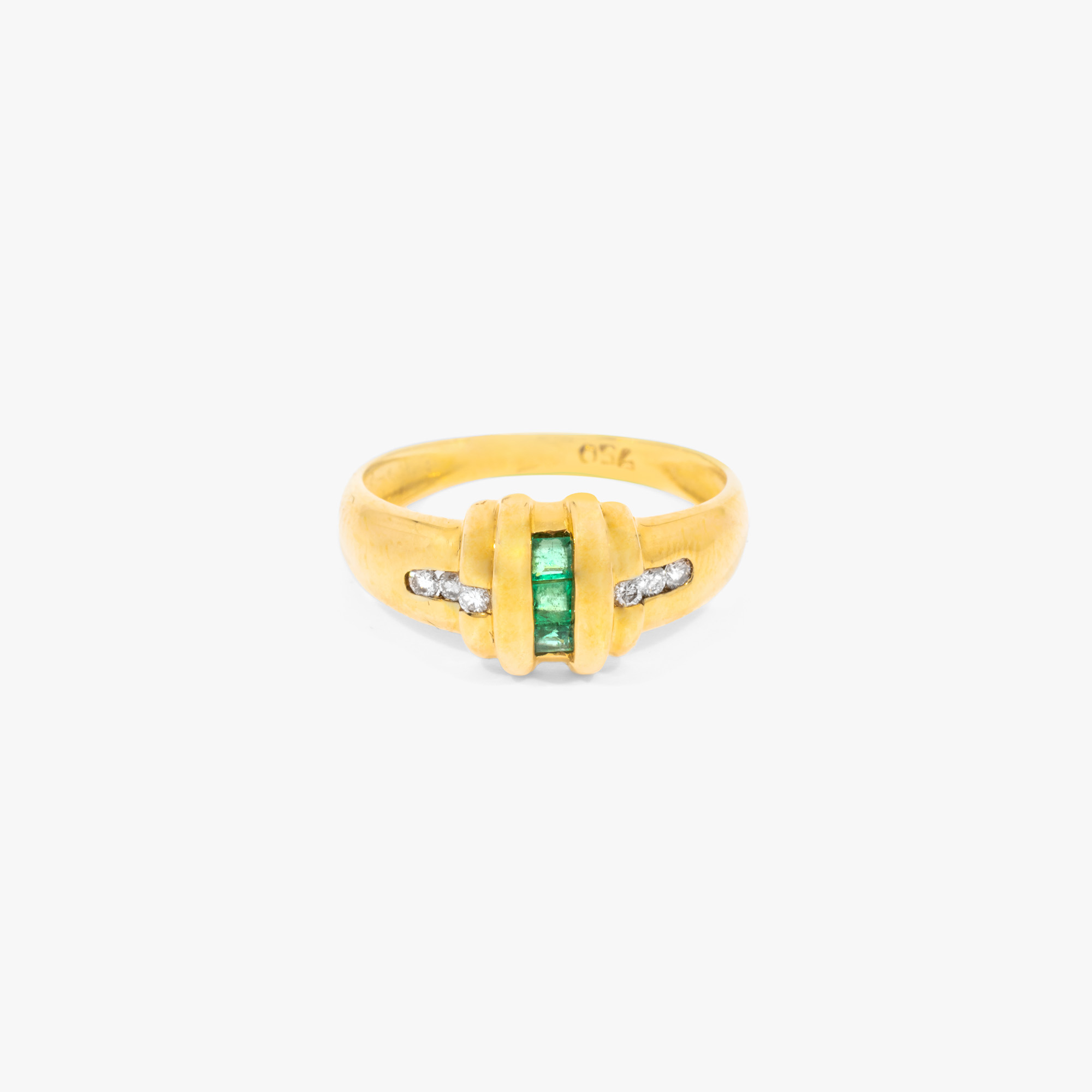 Gold ring, decorated with emeralds and diamonds, accompanied by additional gemological certificate
