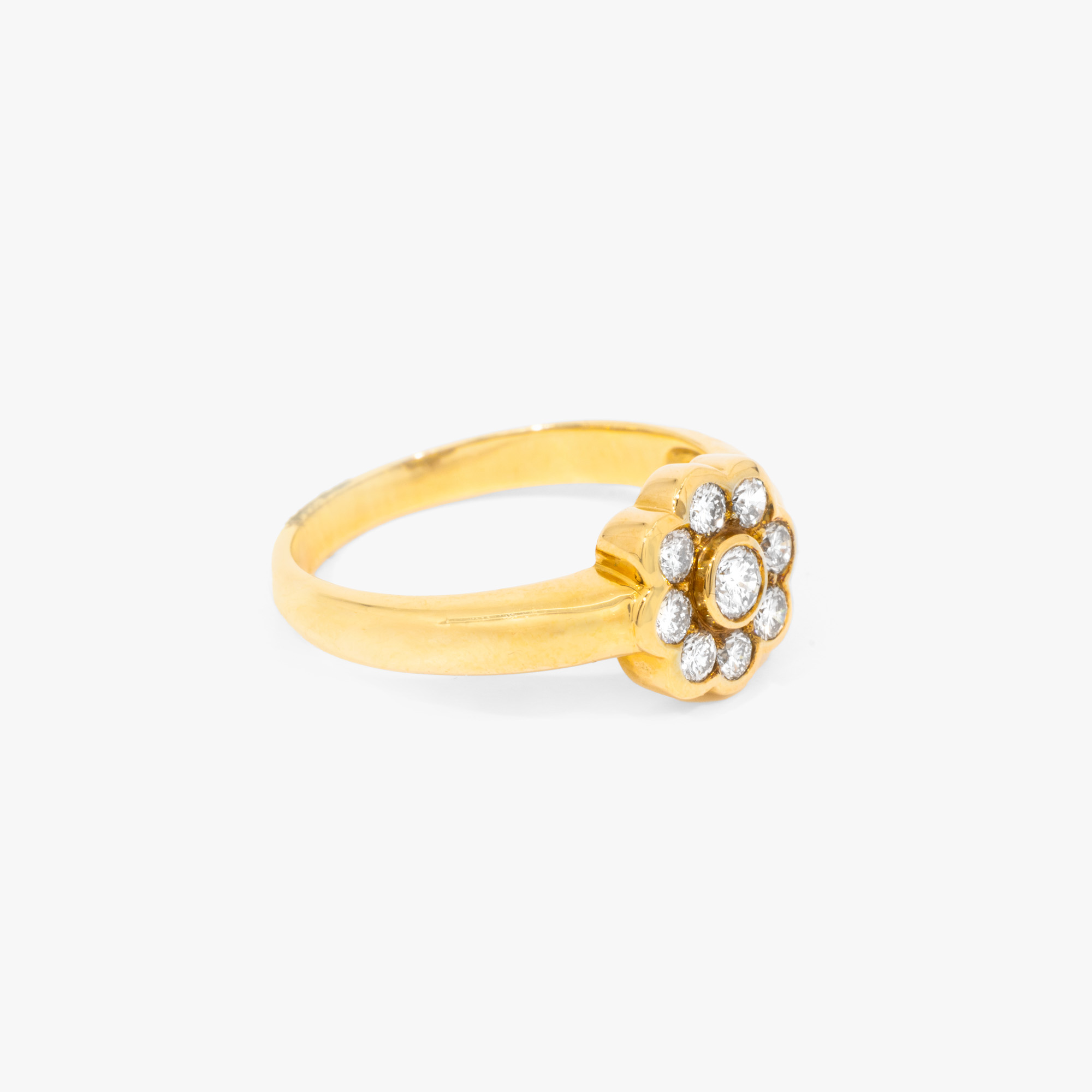 Gold ring in the shape of a flower, decorated with diamonds, accompanied by an additional gemological certificate