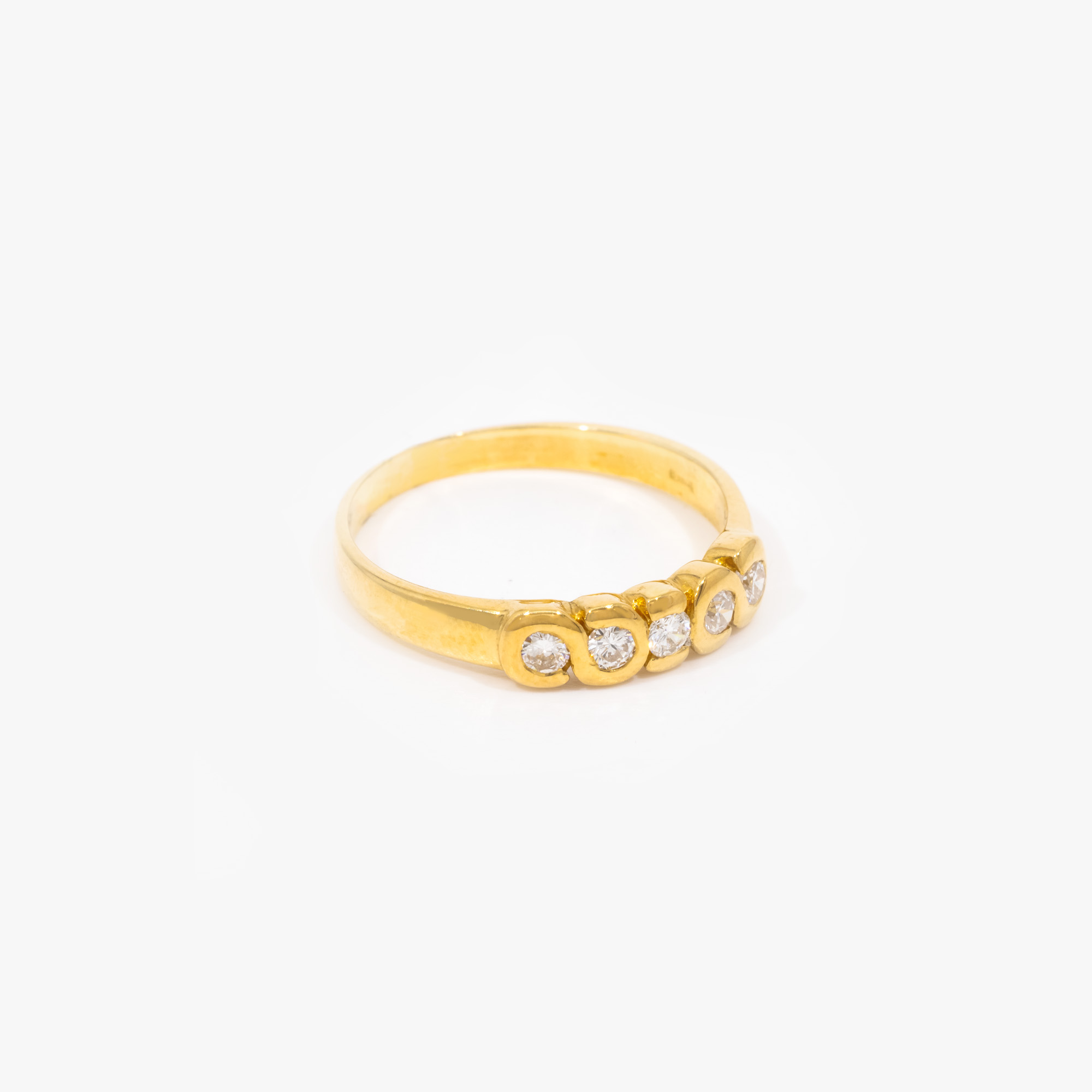 Gold ring decorated with five diamonds, accompanied by additional gemological certificate