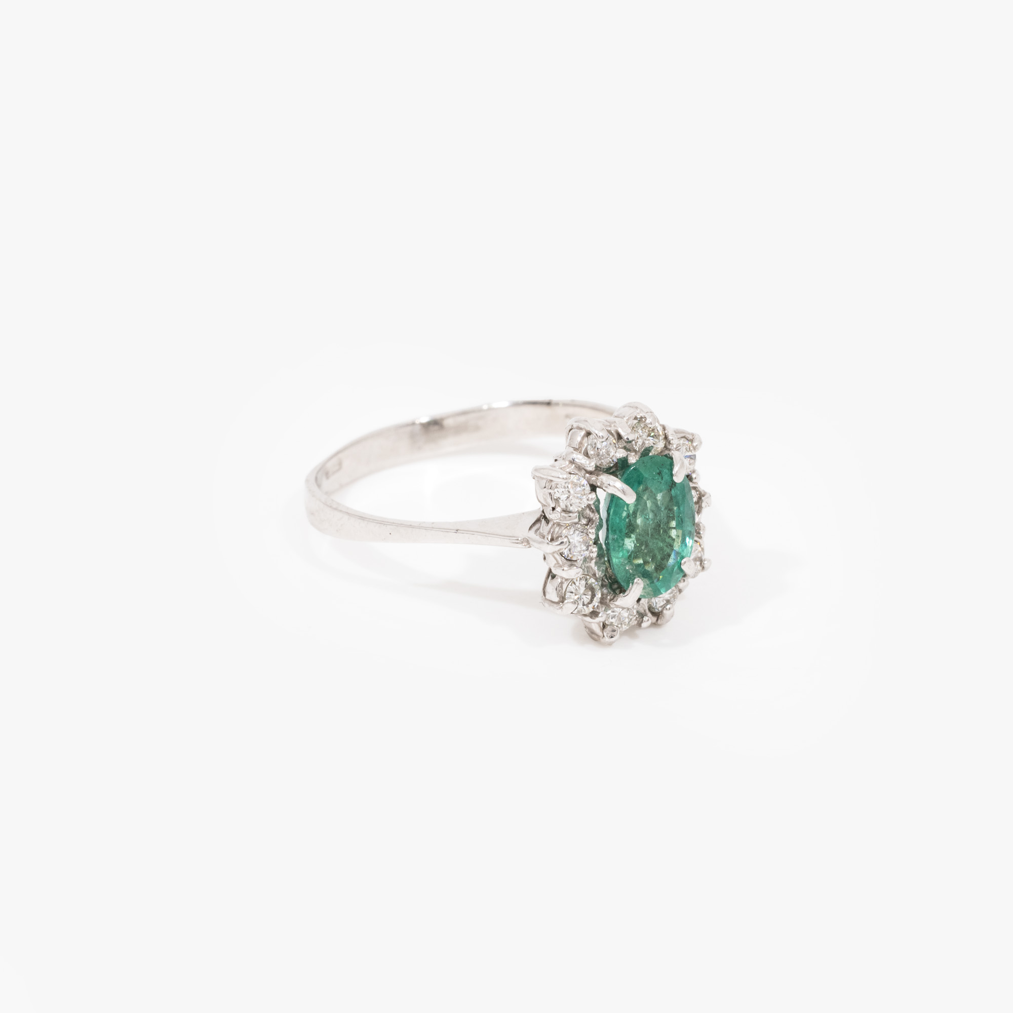 White gold ring, decorated with emerald and diamonds, accompanied by an additional gemological certificate