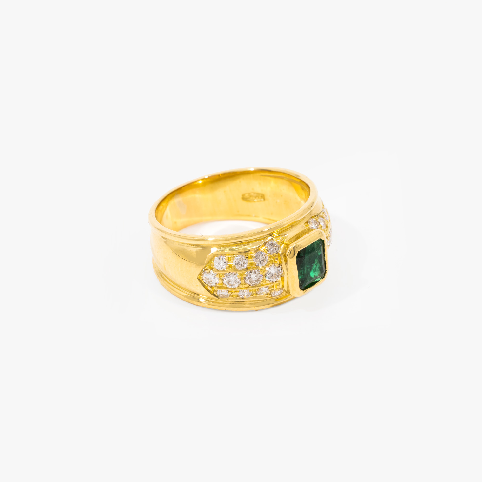 Gold ring, decorated with emerald and diamonds, accompanied by additional gemological certificate