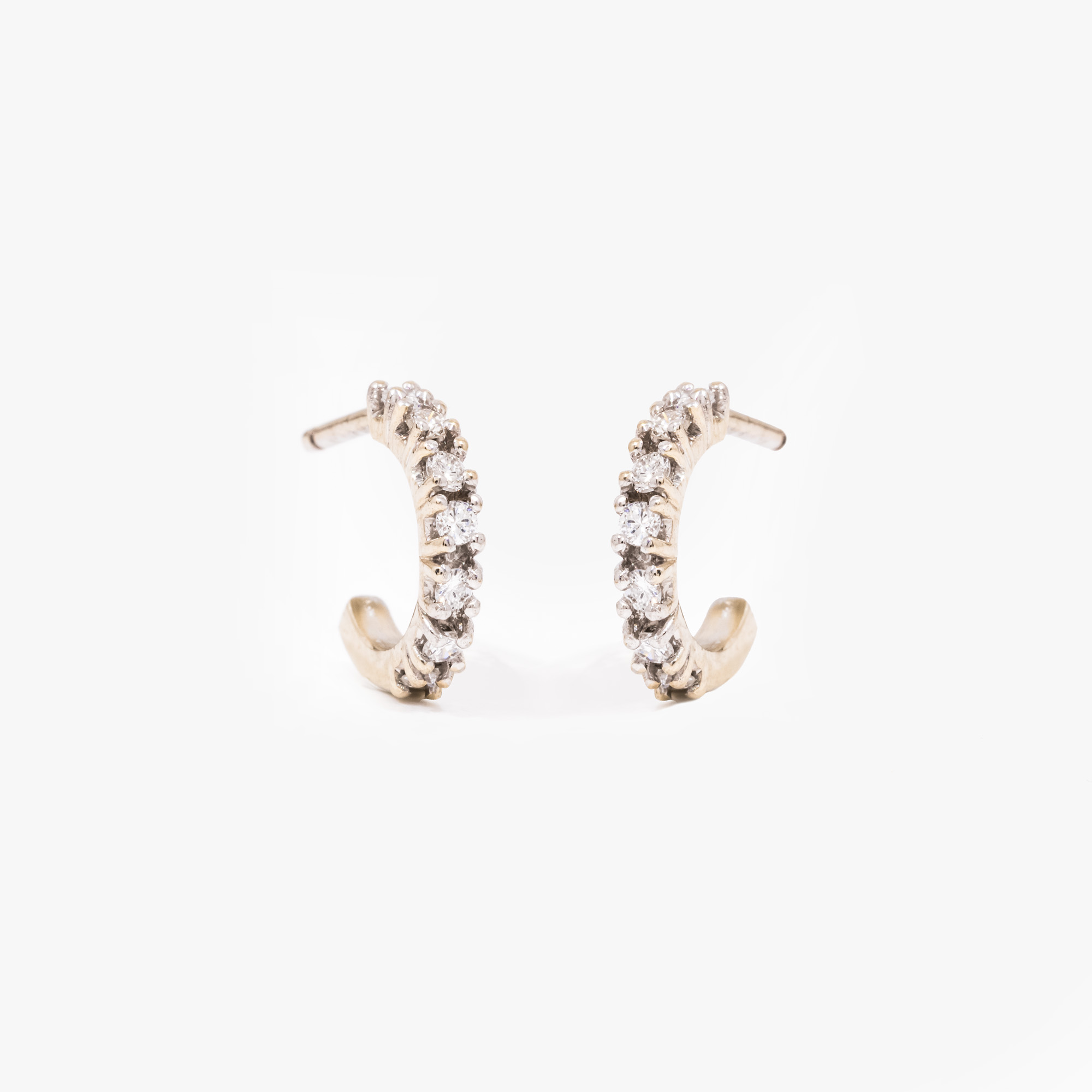 Pair of white gold earrings, decorated with diamonds, accompanied by an additional gemological certificate