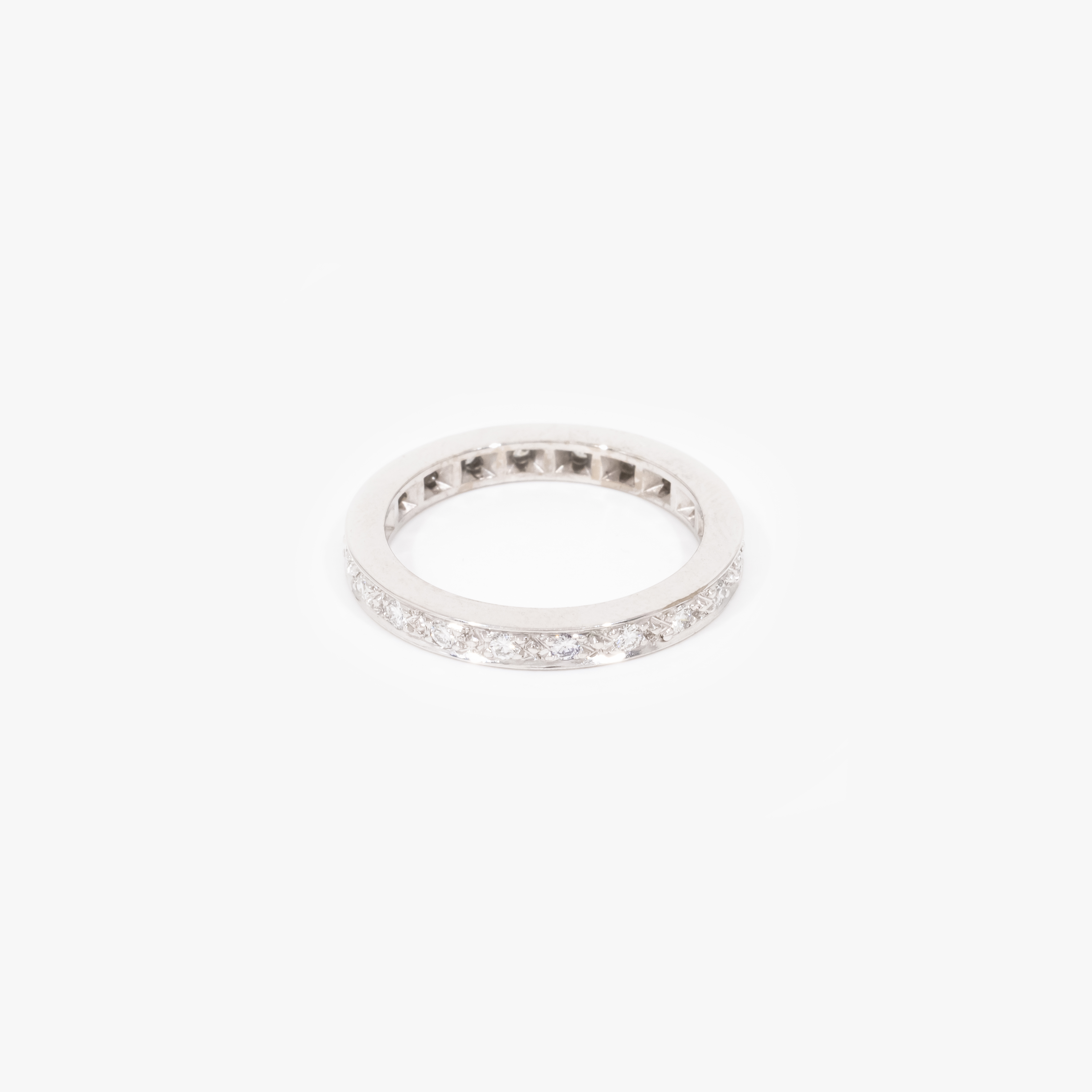 White gold ring, paved with diamonds, accompanied by additional gemological certificate