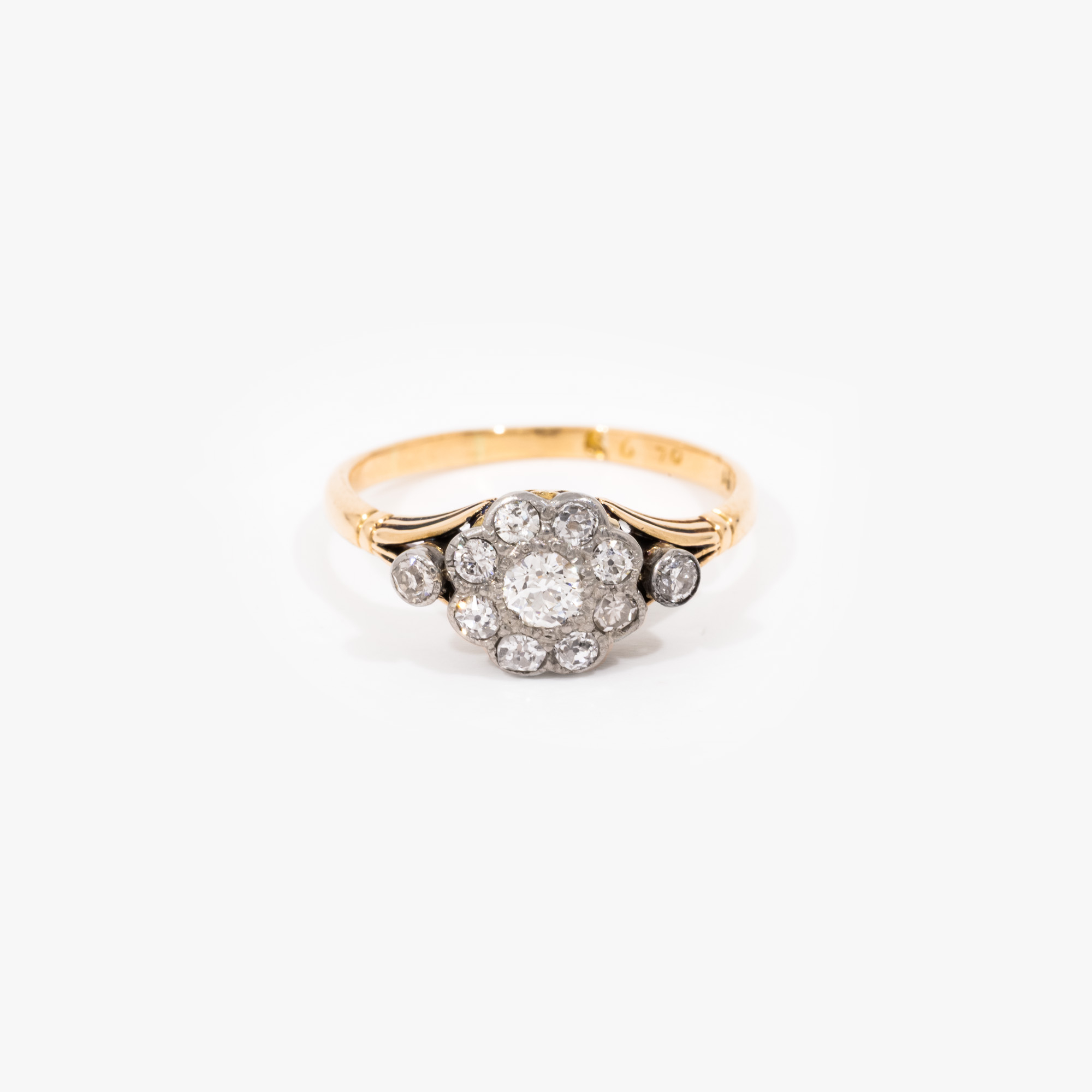 Gold and platinum ring in the shape of a flower, decorated with diamonds, accompanied by an additional gemological certificate