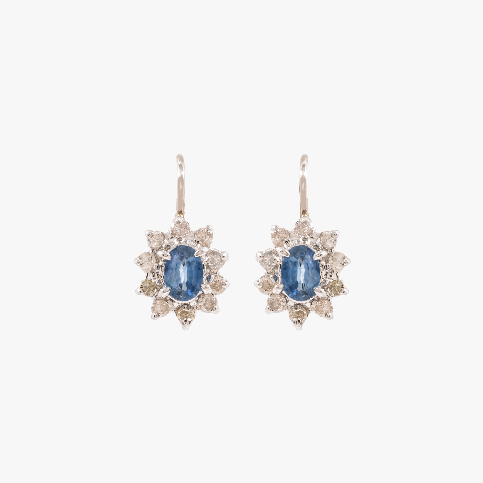 Pair of white gold earrings, decorated with sapphires and diamonds accompanied by an additional gemological certificate