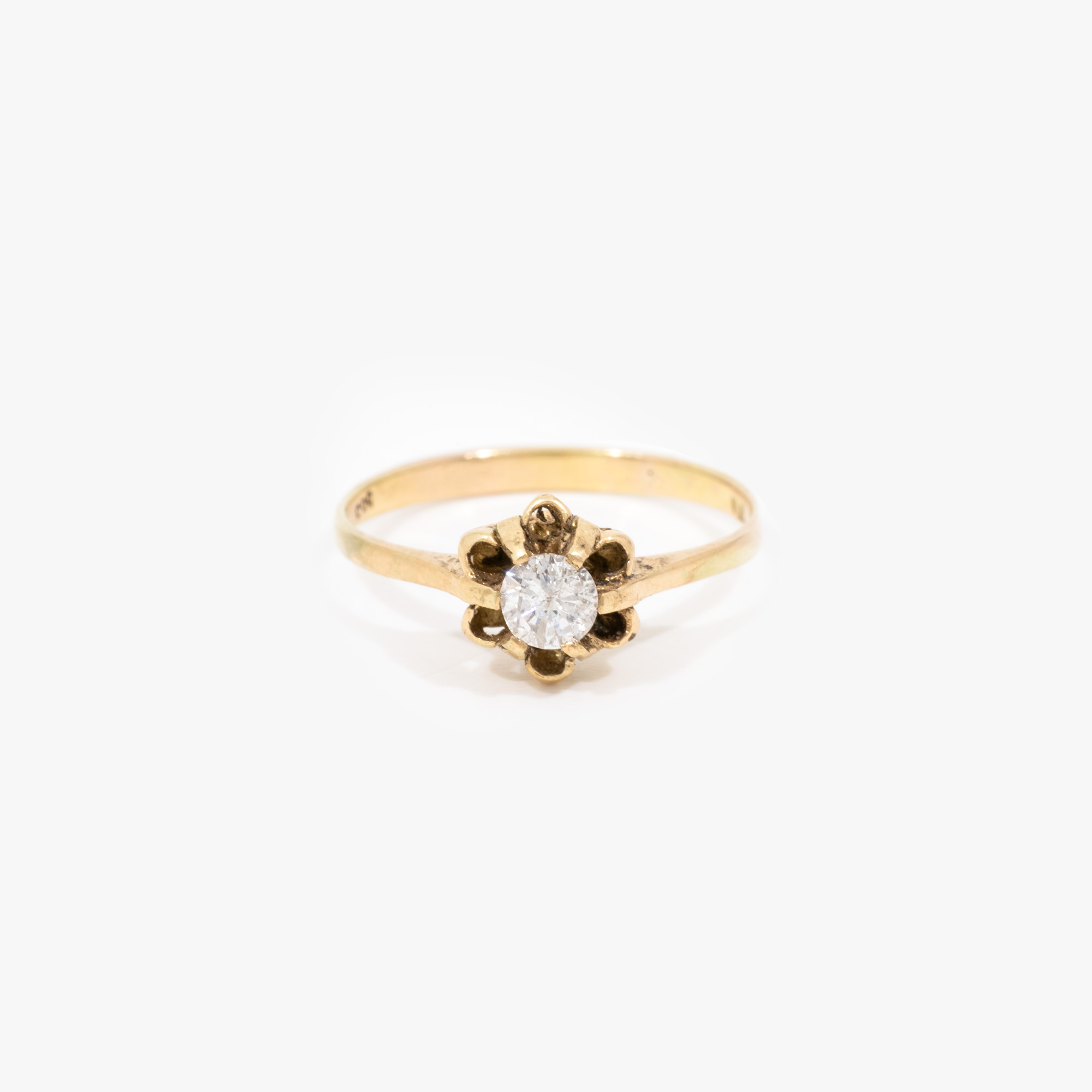 Gold ring, decorated with a central diamond