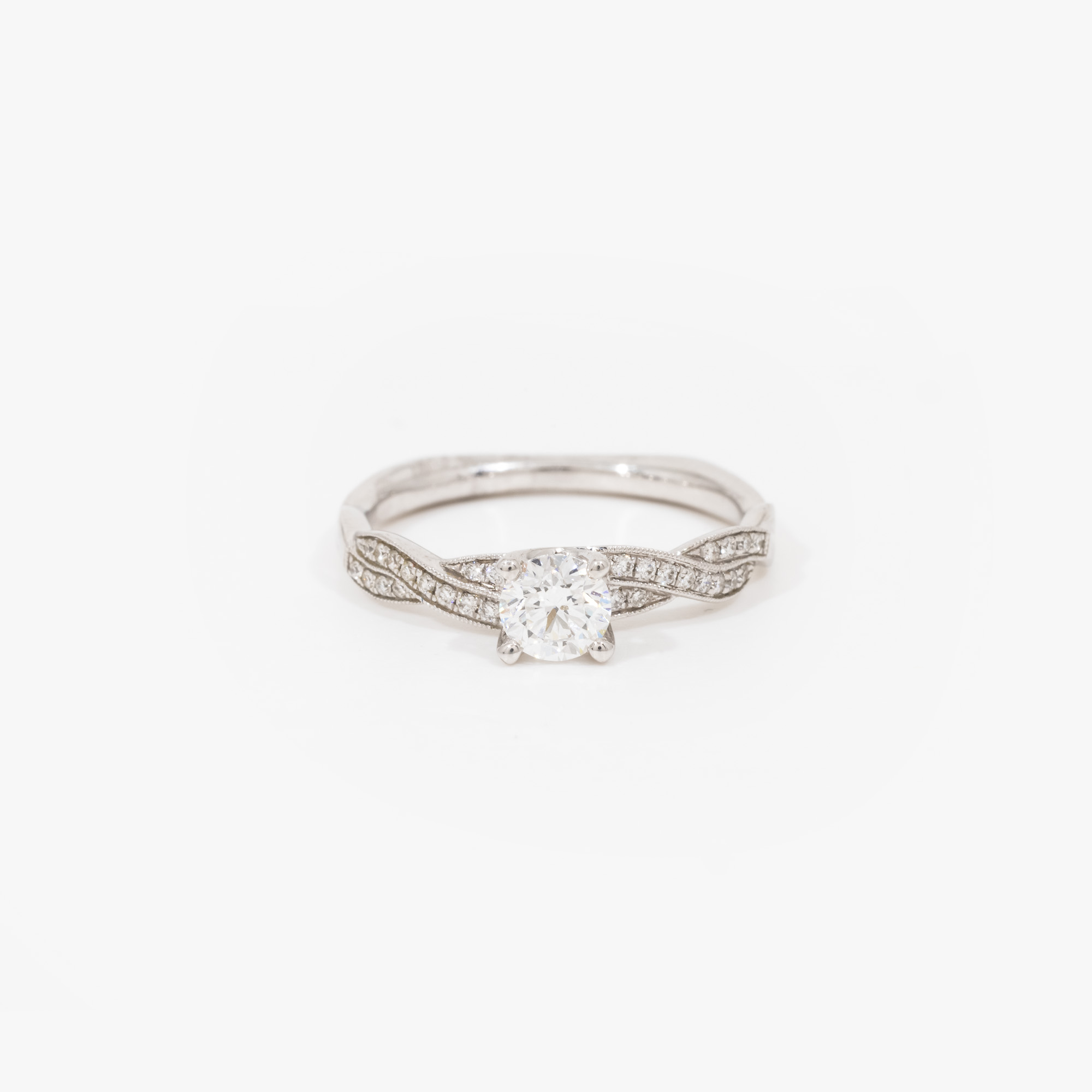 White gold ring, decorated with solitaire diamond, surrounded by diamonds, accompanied by additional gemological certificate
