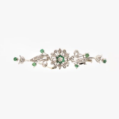 White gold brooch, adorned with a flower, studded with emeralds and diamonds, accompanied by an additional gemological certificate