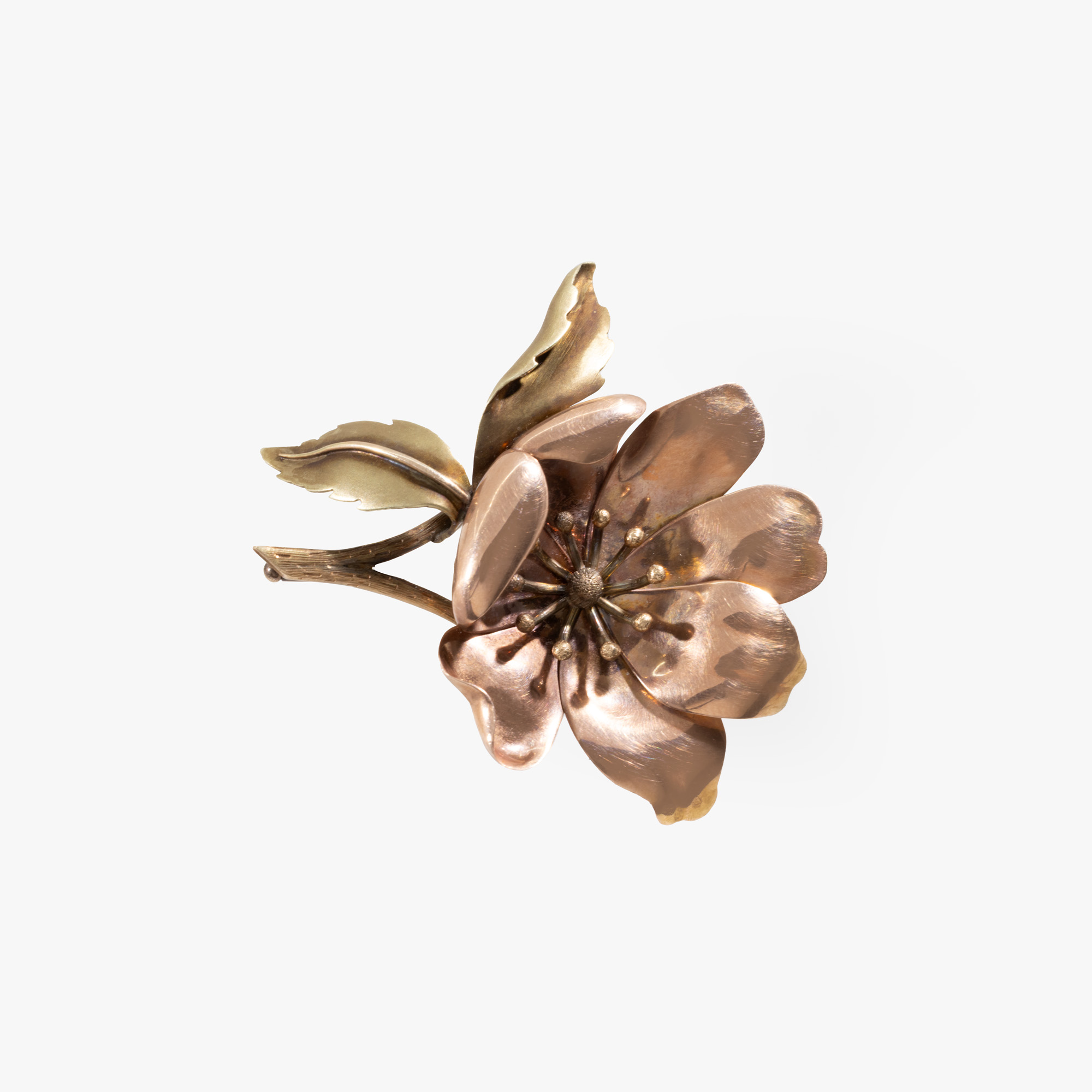 Bicolor gold brooch in the shape of a flower