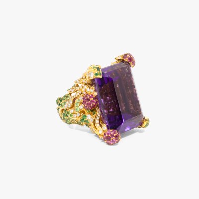 "Joyeuse" - excepțional și unic inel Dior, din aur, decorat cu un uriaș ametist central, anturat de alai de pietre prețioase multicolore, însoțit de certificat de cumpărare