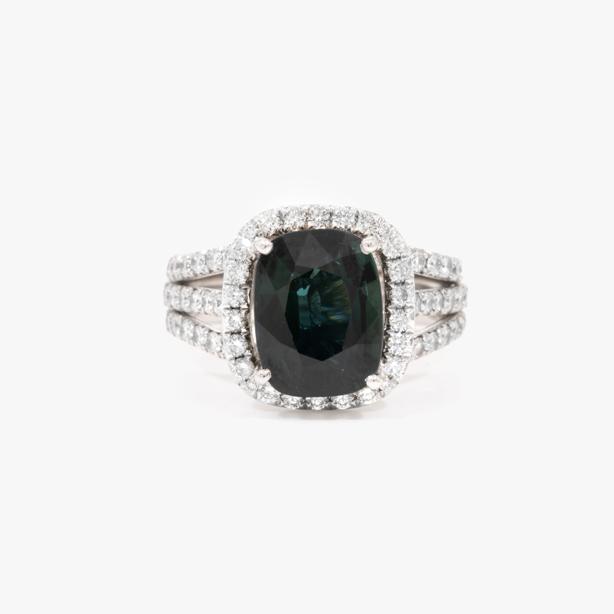 White gold and platinum ring, decorated with a sapphire surrounded by diamonds