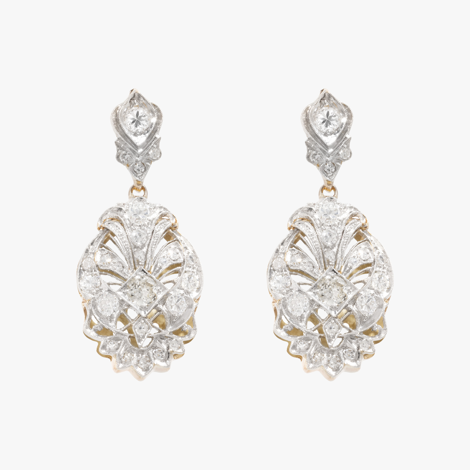 Pair of Belle Époque earrings, made of red gold and platinum, adorned with diamonds of approx. 3.60 ct.