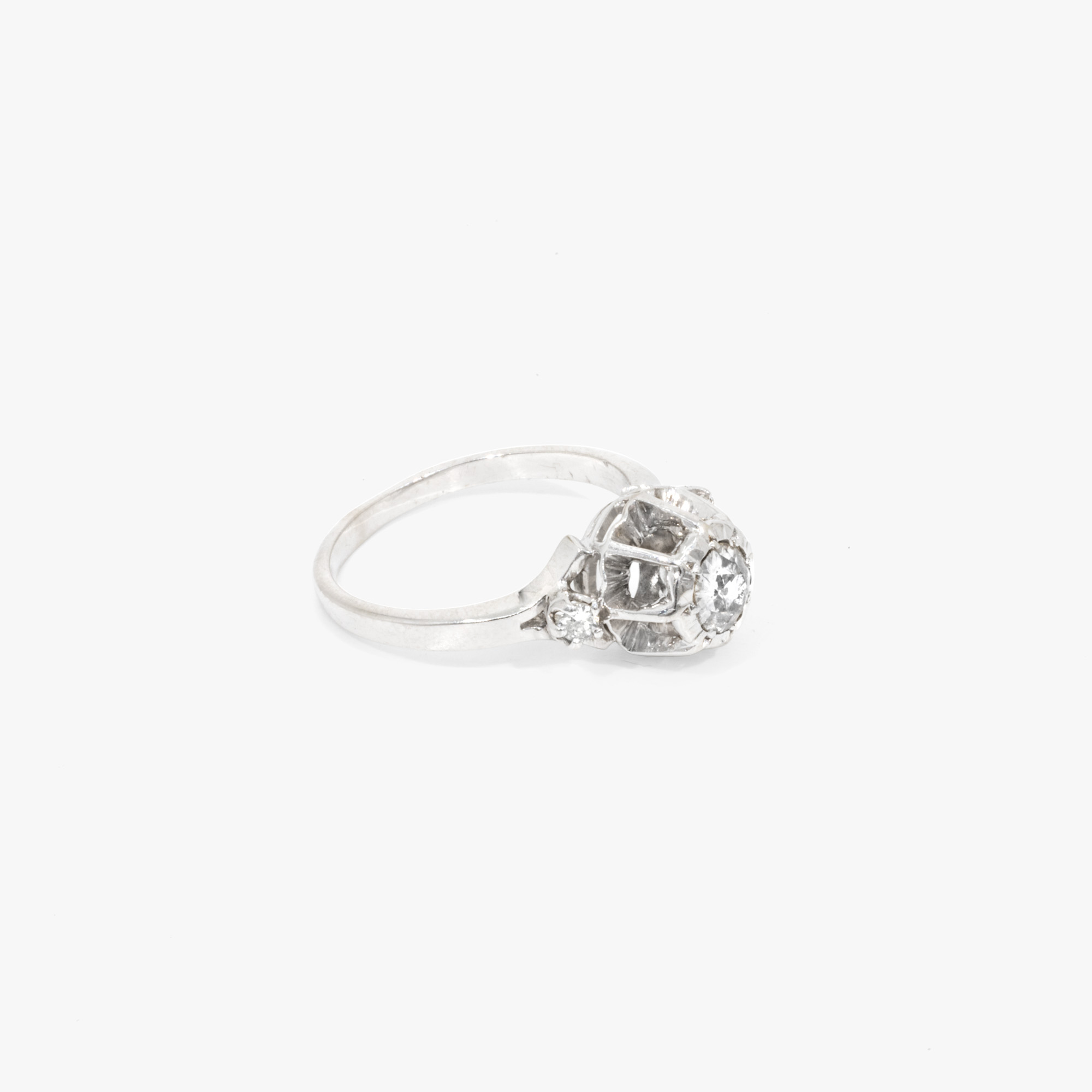 Inel din aur alb, decorat cu triadă de diamante