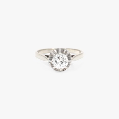 White gold solitaire ring, centrally decorated with a diamond