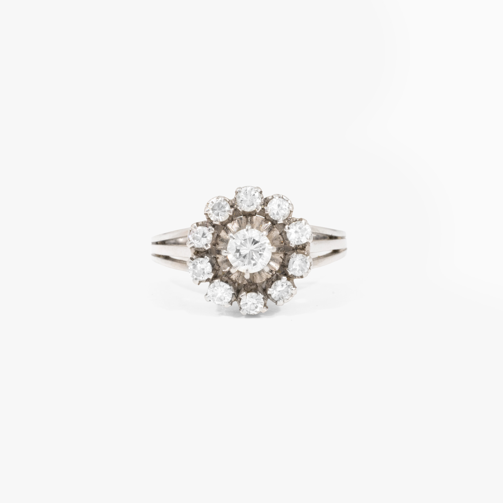 White gold and platinum ring, decorated with circularly arranged diamonds