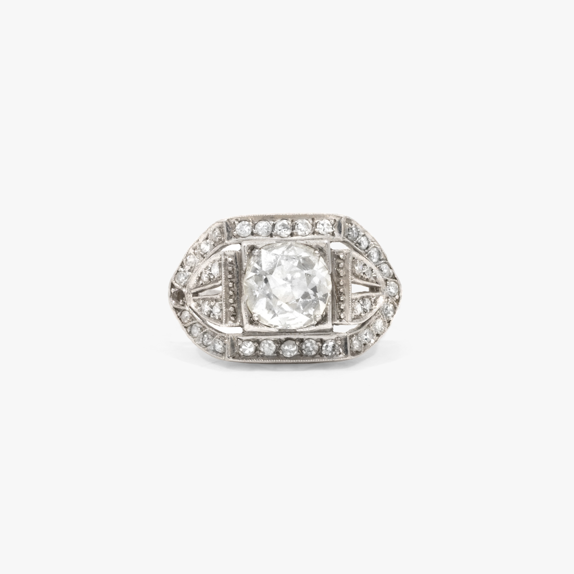 Inel din platină, decorat cu un diamant central de cca. 1,26 ct. și anturaj de diamante