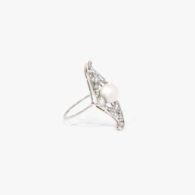 Joseph Resch Platinum Ring, decorated with pearl and diamonds, ca. 1920-1930, accompanied by the original box